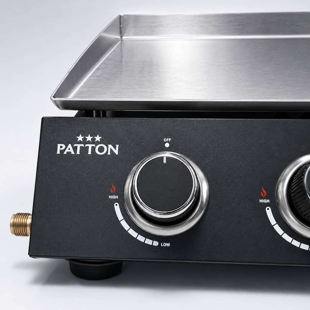 Een zwarte gasgrill met zilveren kookoppervlak en bedieningsknoppen.