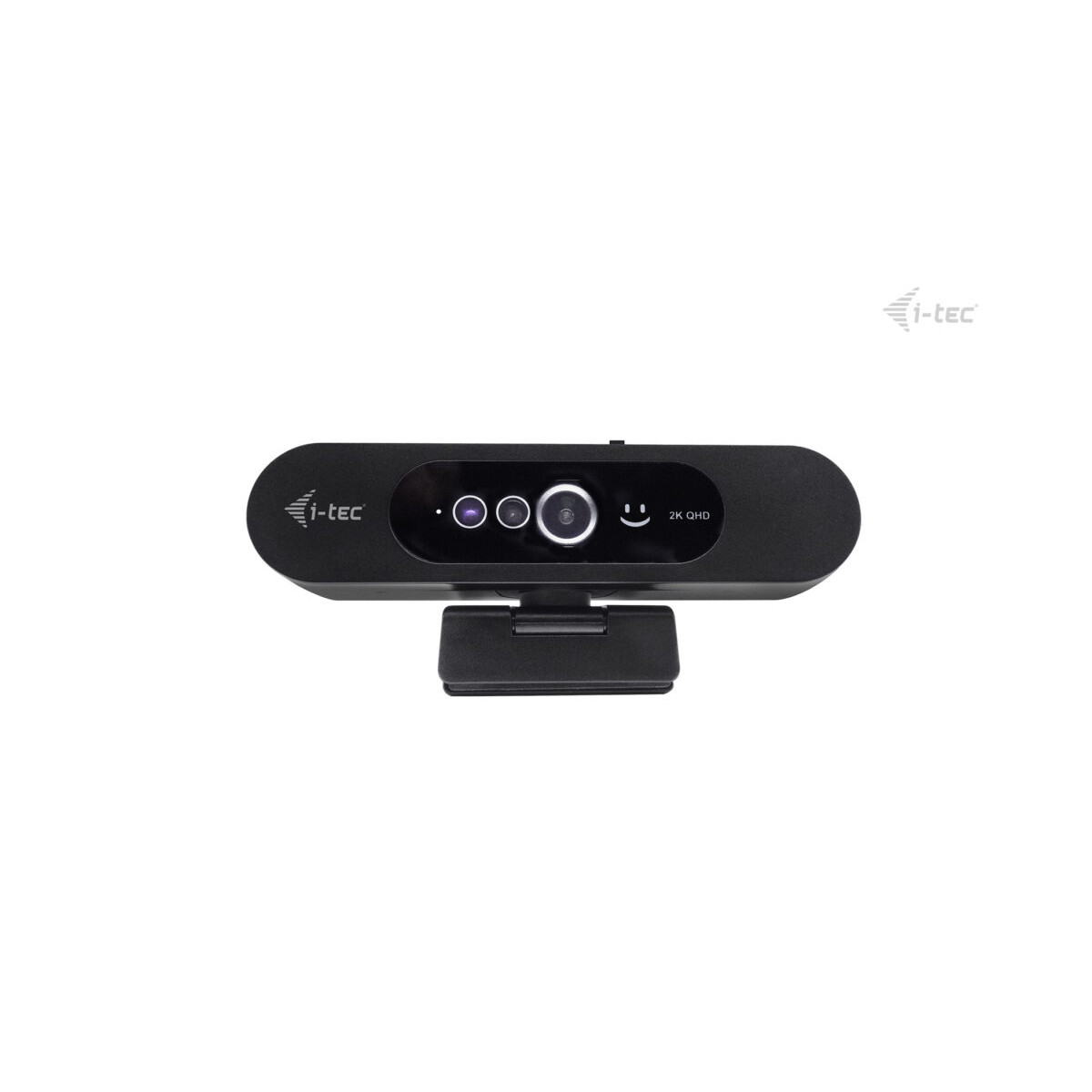 Viene mostrata una webcam i-tec nera con risoluzione 2K QHD. Ha un obiettivo, fori per microfono e un indicatore a faccina sorridente.