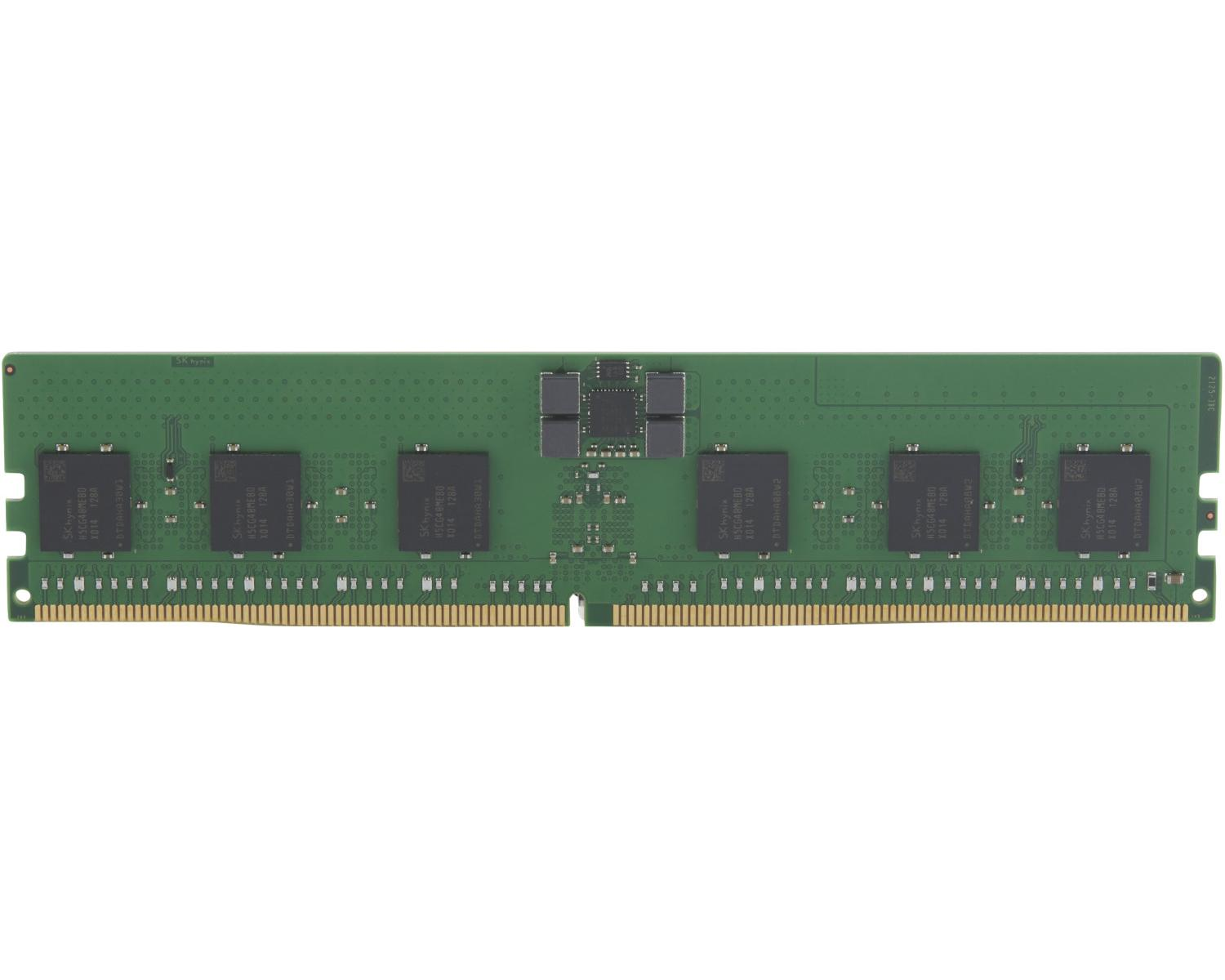 Grünes RAM-Modul mit Chips und goldenen Kontakten auf weißem Hintergrund.