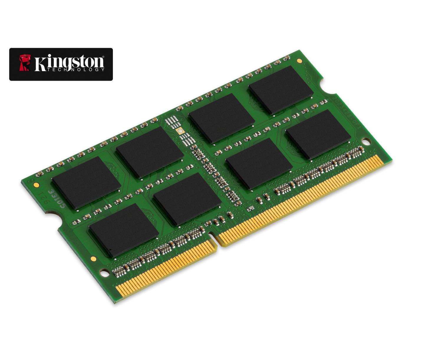 Un modulo RAM verde con chip neri e contatti dorati su sfondo bianco.