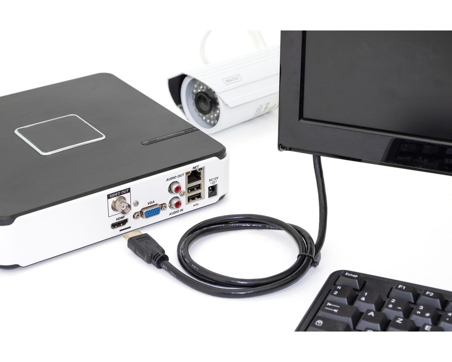 Un sistema di sicurezza con DVR, telecamera, monitor e tastiera su sfondo bianco.