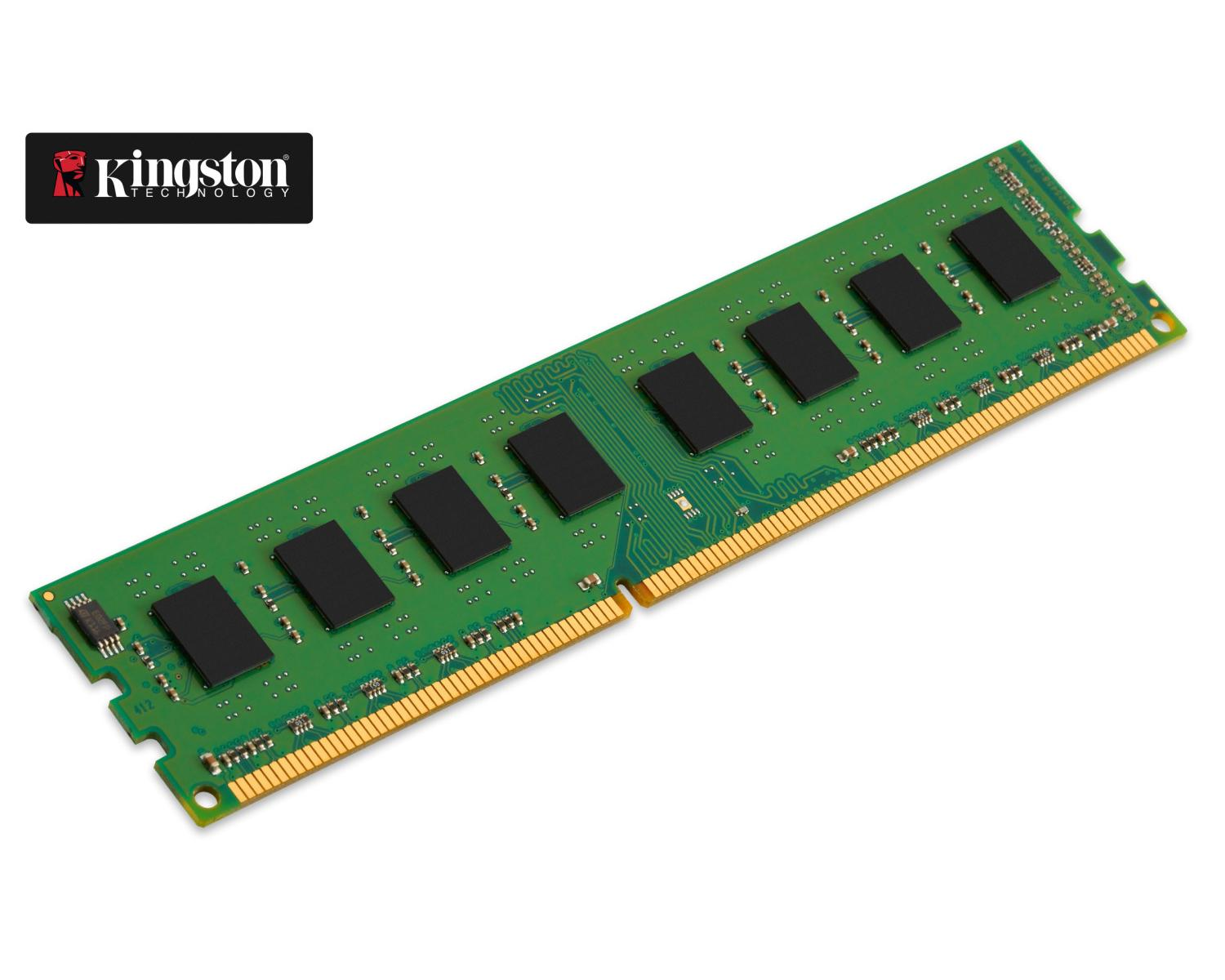 Un modulo RAM verde con chip neri e contatti dorati su sfondo bianco.