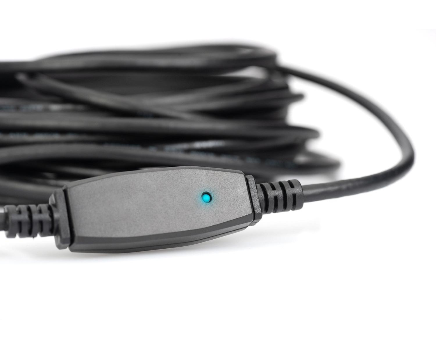 Zwarte kabel met grijze regeleenheid en blauw licht, op witte achtergrond.