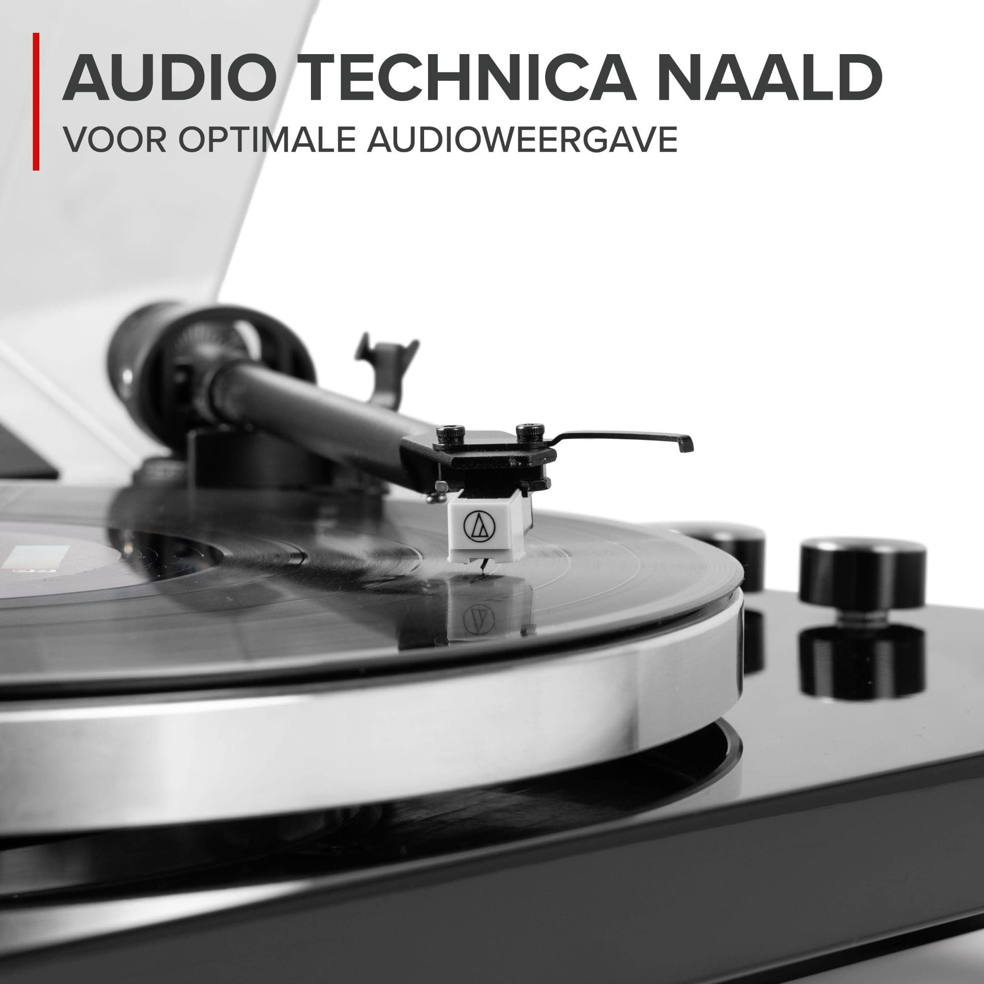 Naald op een plaat op een draaitafel. Tekst vermeldt Audio Technica.