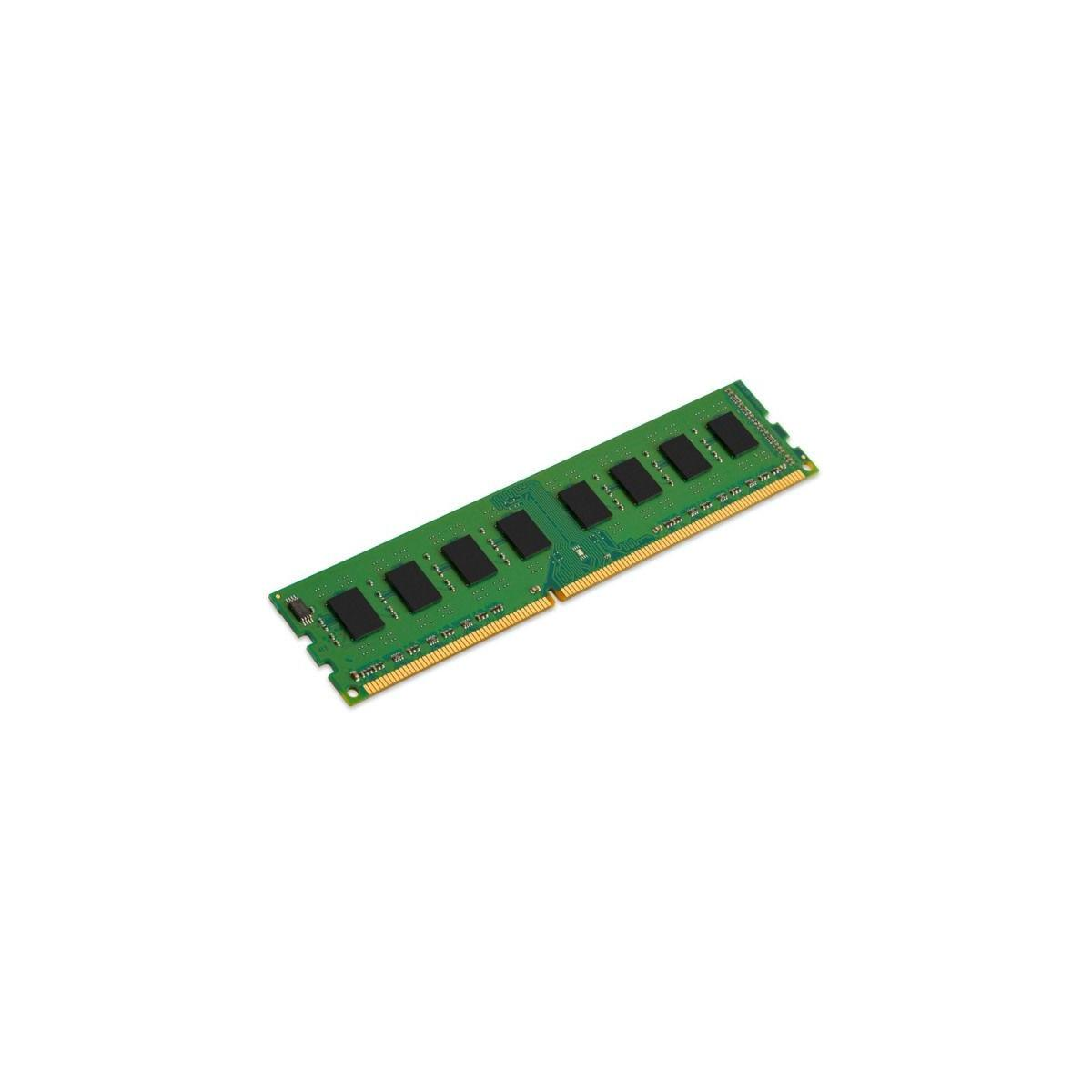 Ein grünes RAM-Modul mit Speicherchips und goldenen Kontakten auf weißem Hintergrund.