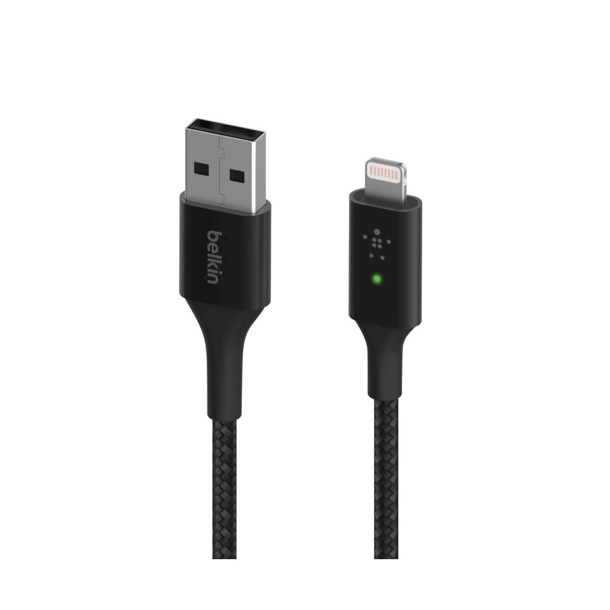 Un cavo Belkin da USB-A a Lightning nero con due connettori, icona di ricarica illuminata.