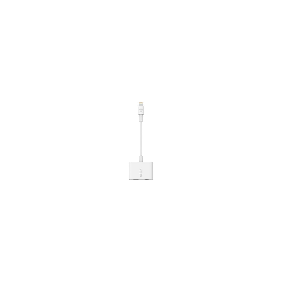 Un adattatore Belkin Lightning bianco con una spina Lightning e due porte.