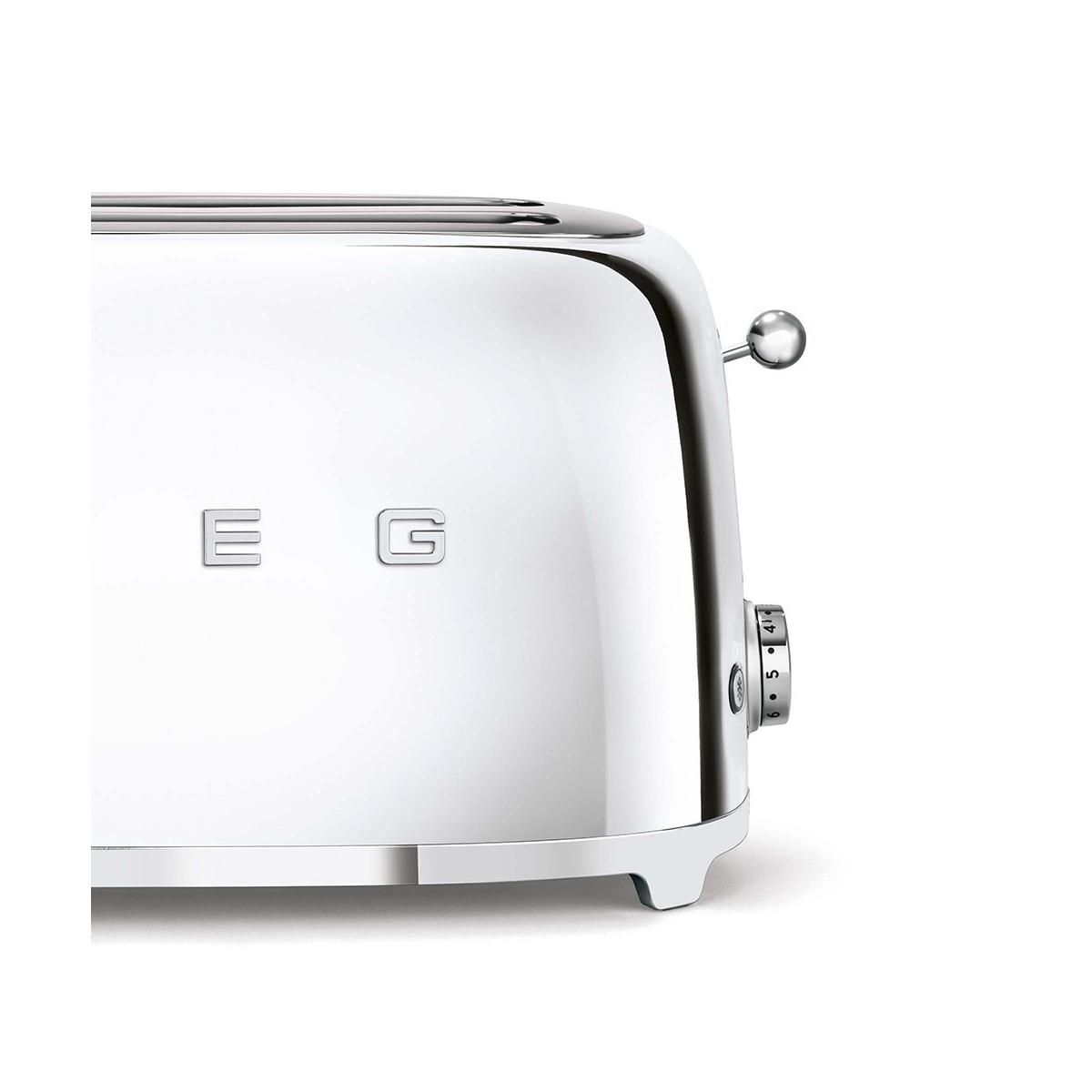 Ein weißer Smeg-Toaster mit Chromdetails und einer Bräunungseinstellung.