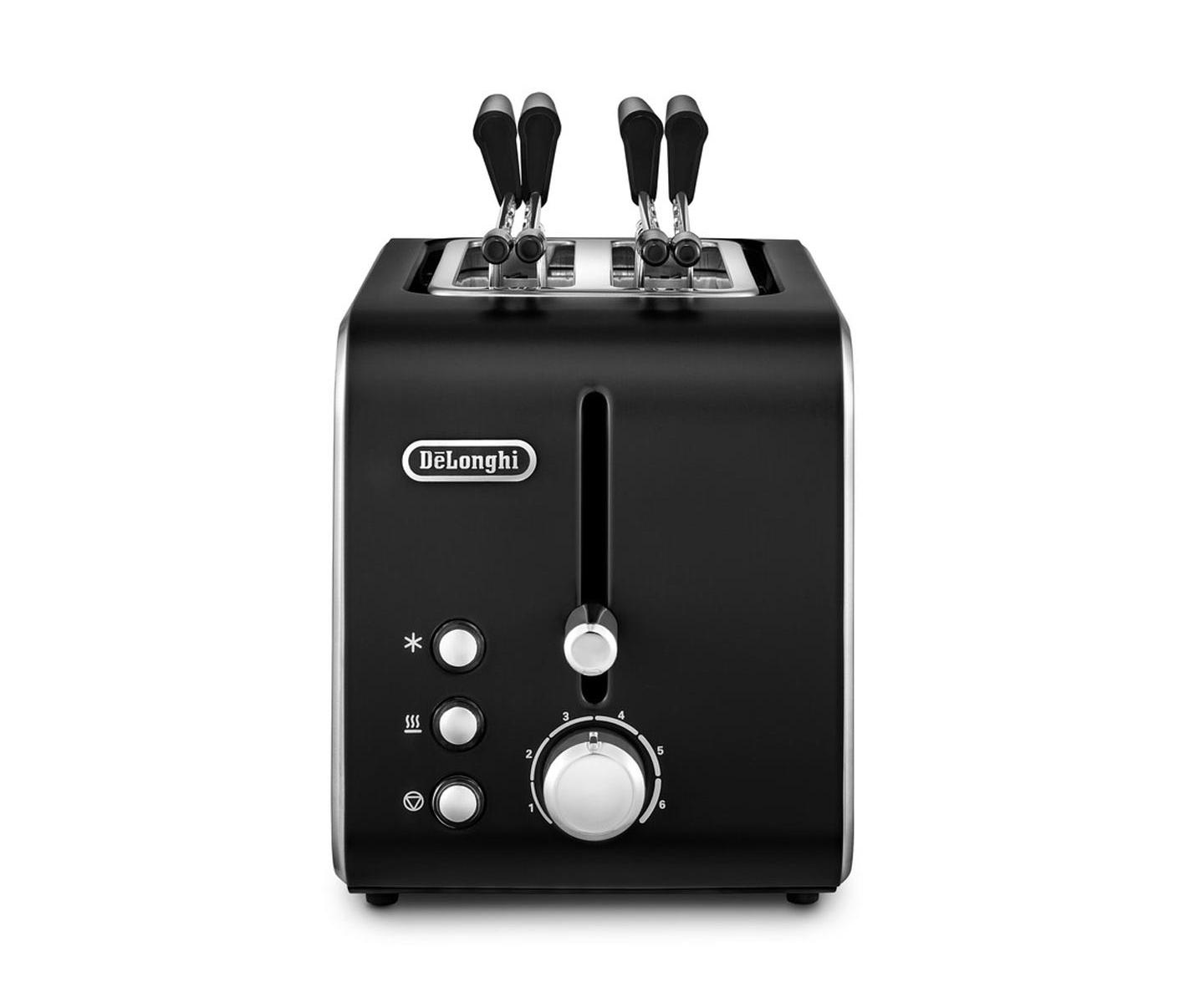 Czarny toster DeLonghi z dwoma szczelinami i srebrnymi dźwigniami.