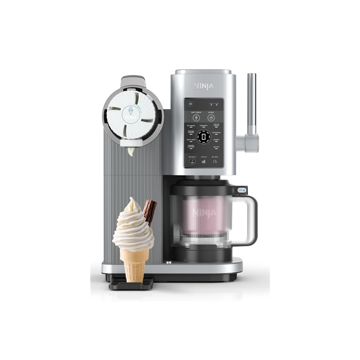 Ein Ninja-Eisbereiter mit einem Eis in der Waffel und einem gefüllten Behälter.