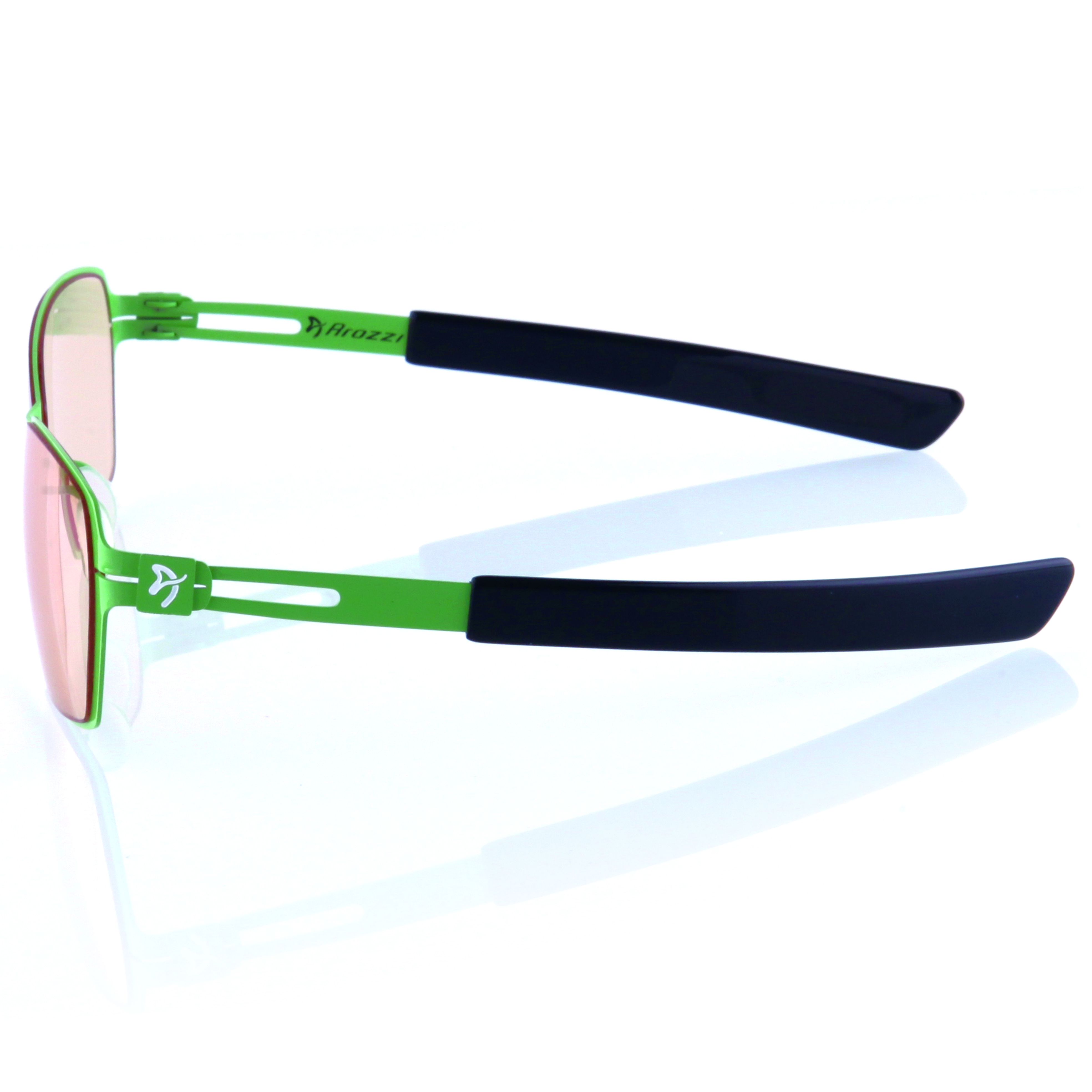 Grüne Brille mit orangen Gläsern und schwarzen Bügeln auf weißem Hintergrund.