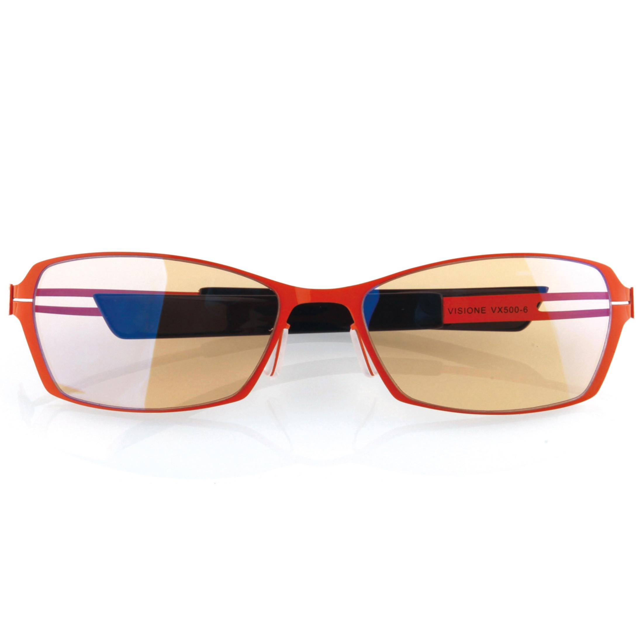 Rote Brille mit gelben Gläsern und silbernen Akzenten auf weißem Hintergrund.
