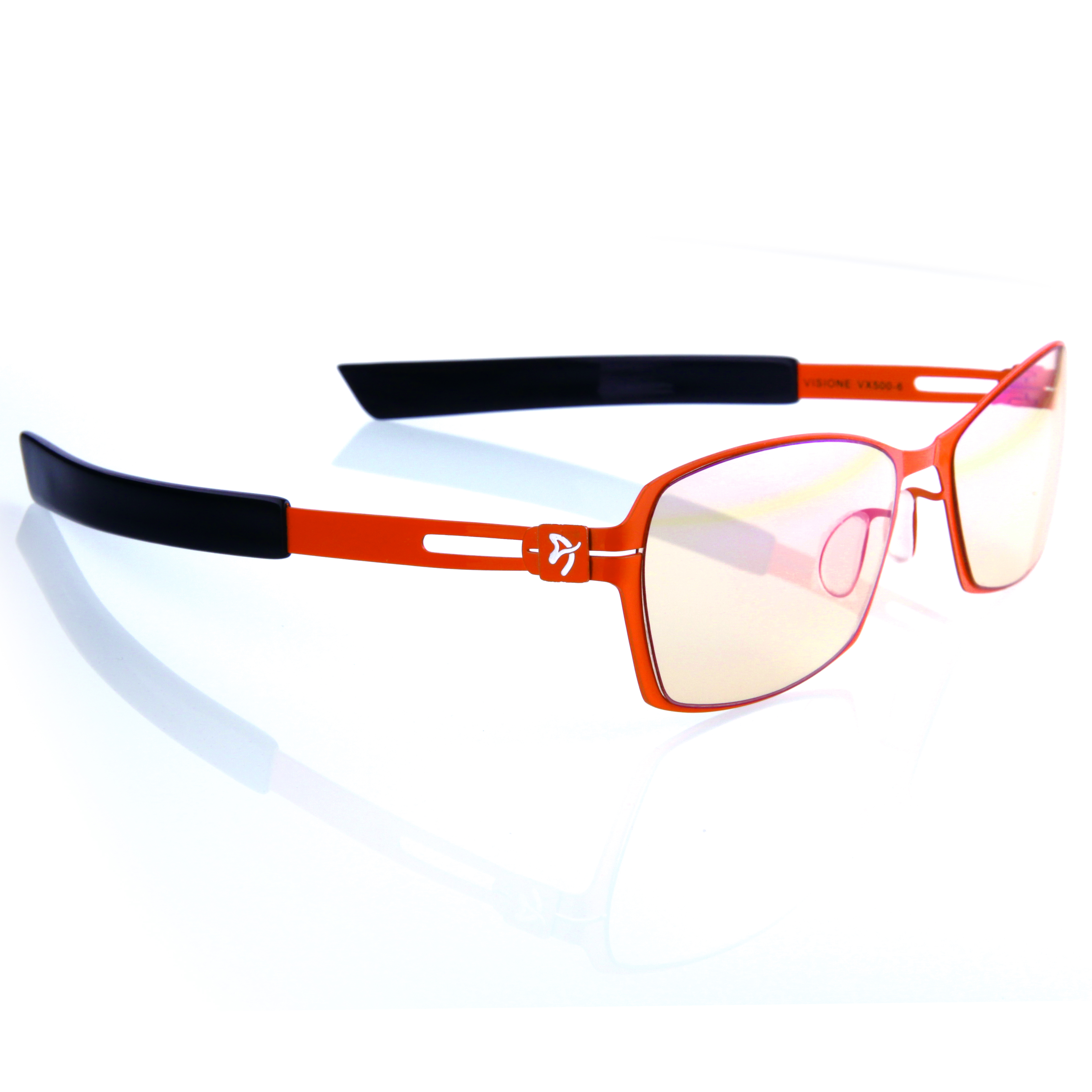 Orangefarbene Brille mit schwarzen Bügeln auf weißem Hintergrund.