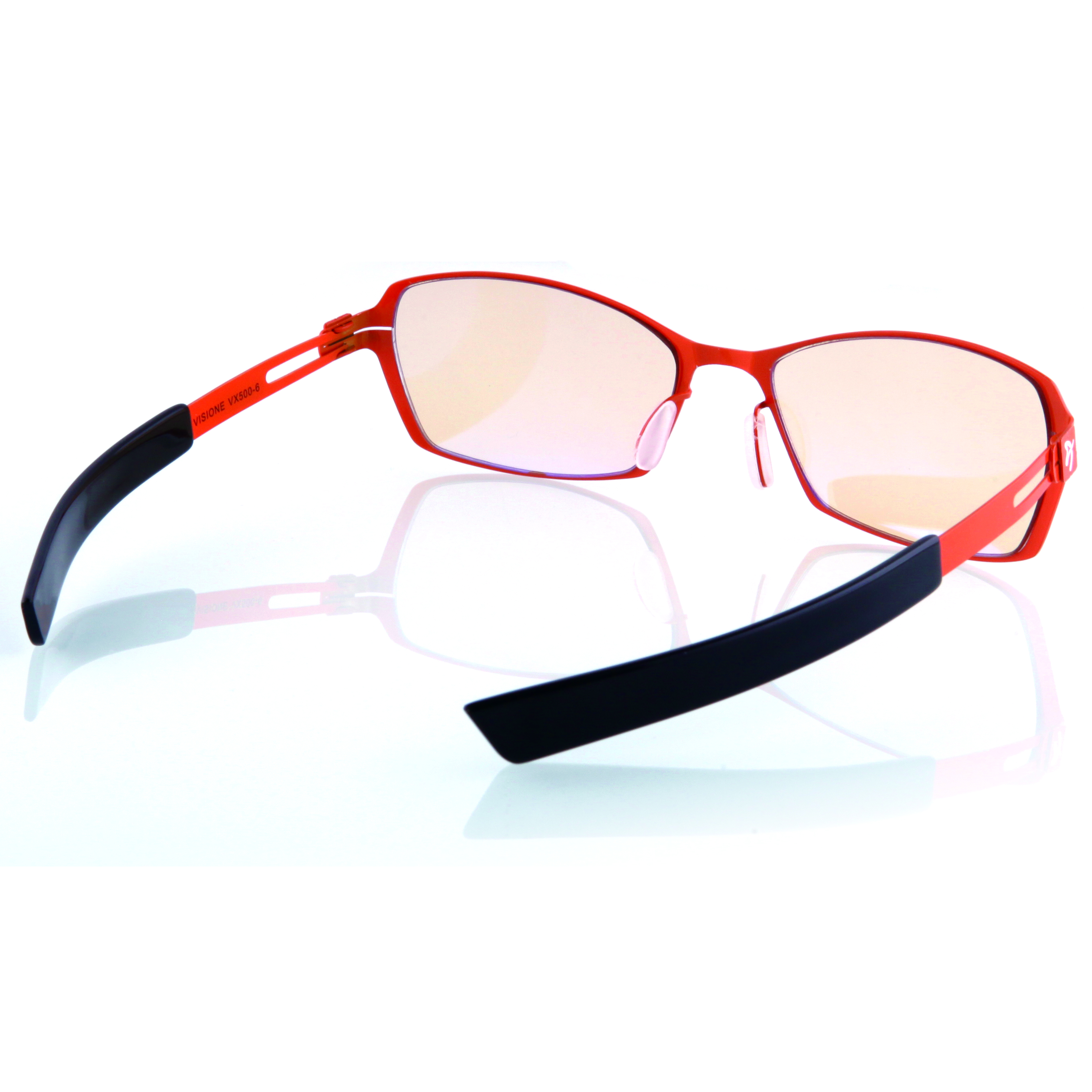 Orange Brille mit schwarzen Bügelenden und getönten Gläsern.
