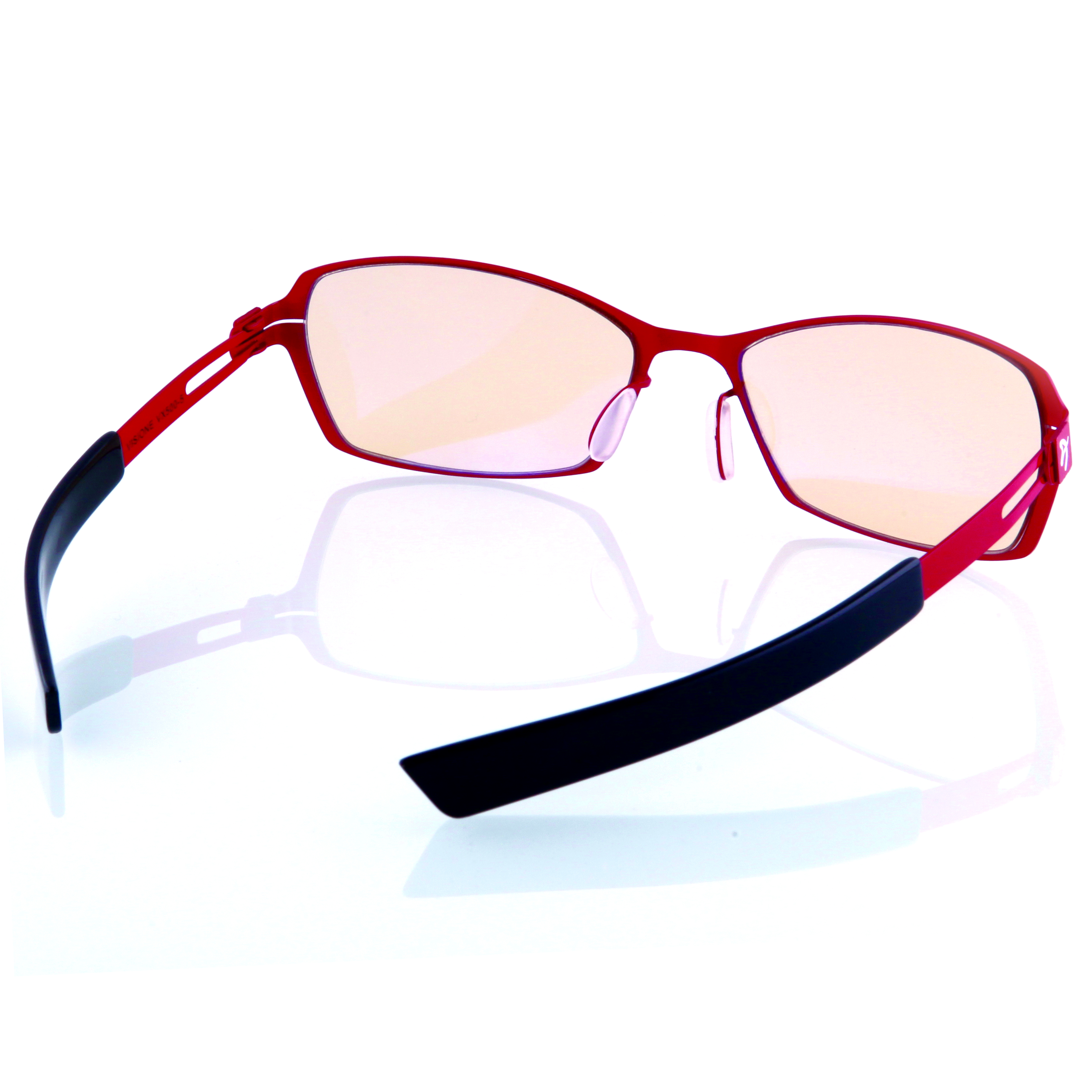 Rote Brille mit getönten Gläsern und schwarzen Bügelenden auf weißem Grund.