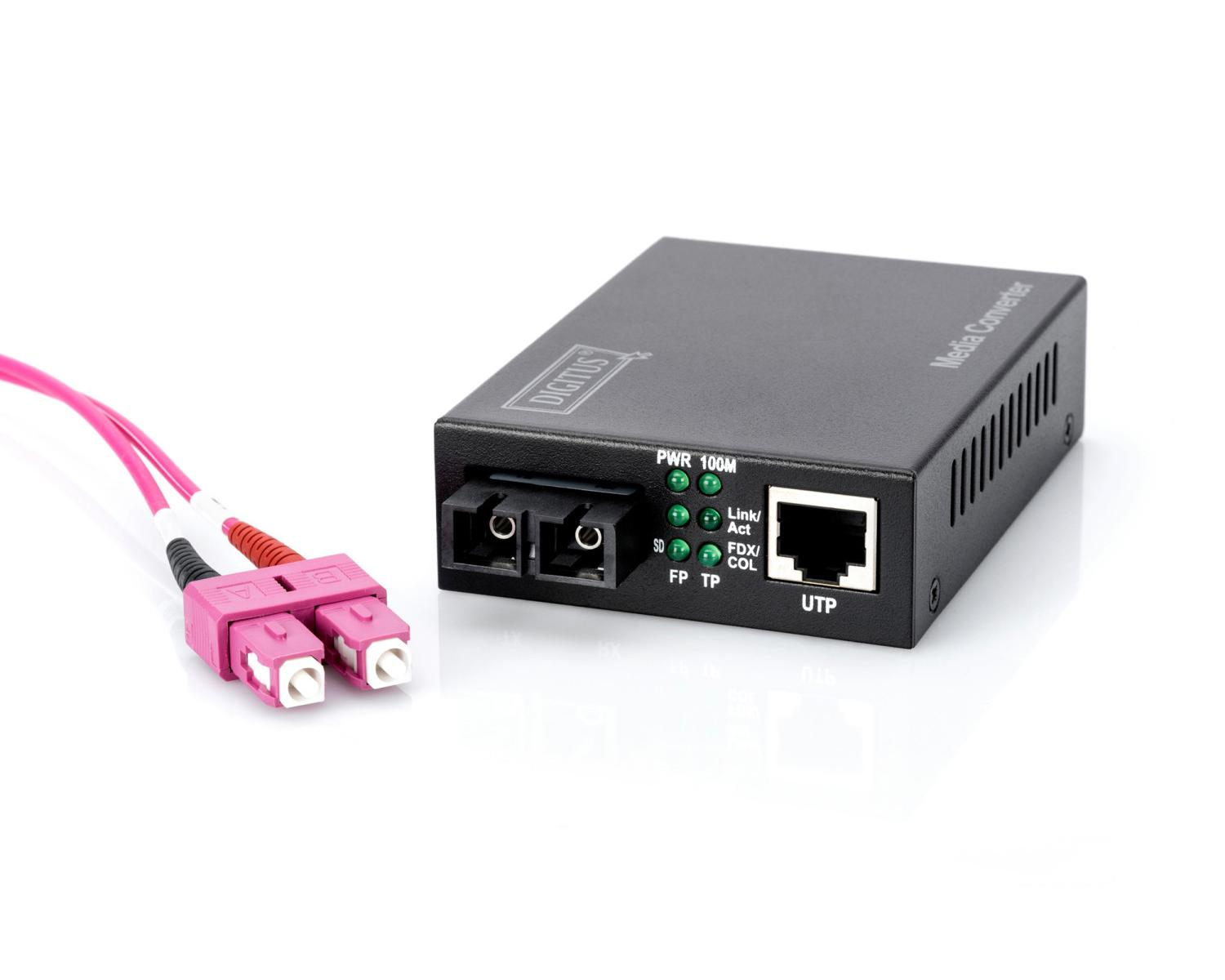 Un convertitore multimediale nero con cavi in fibra ottica e porta Ethernet.