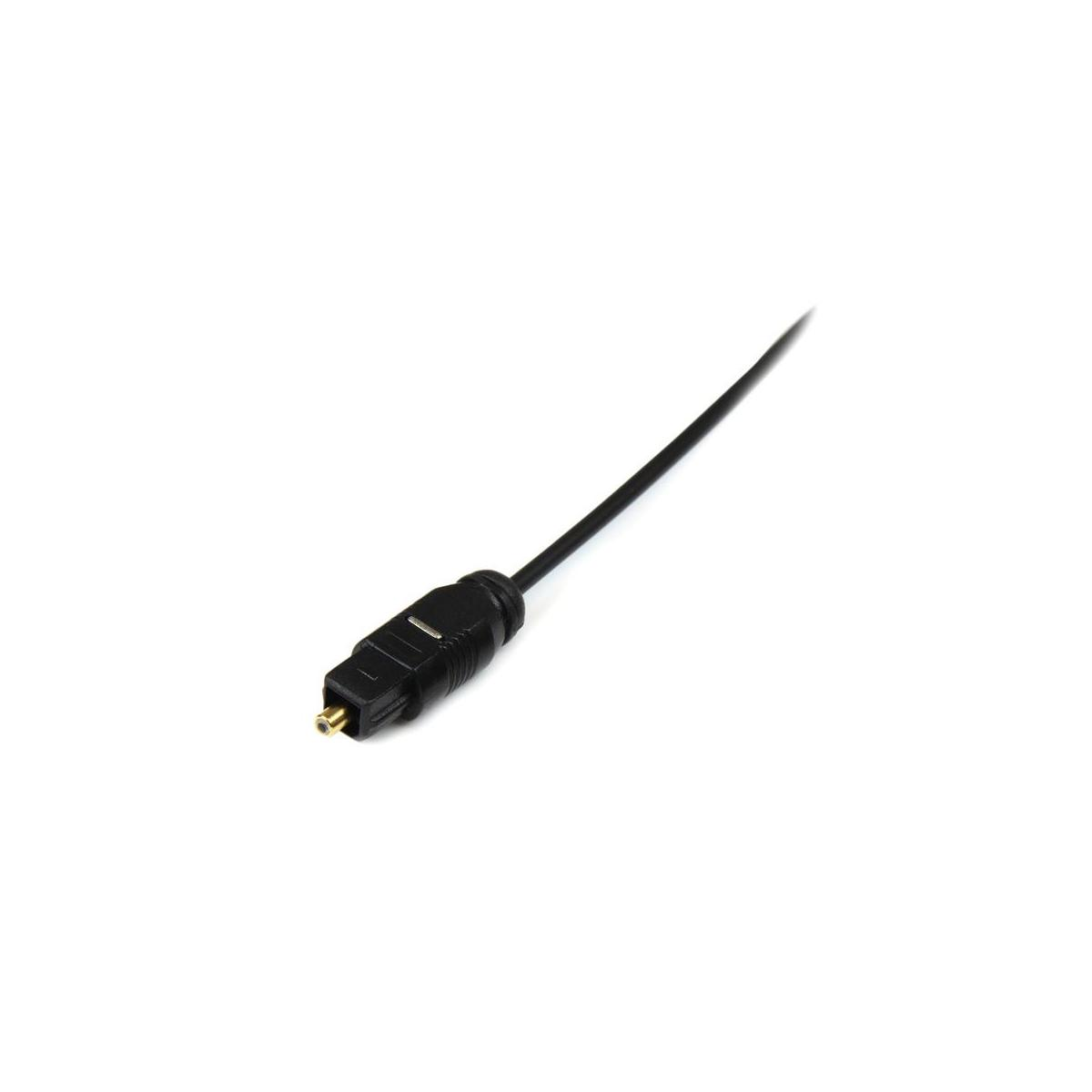 Un cable de audio óptico negro con conector sobre fondo blanco.