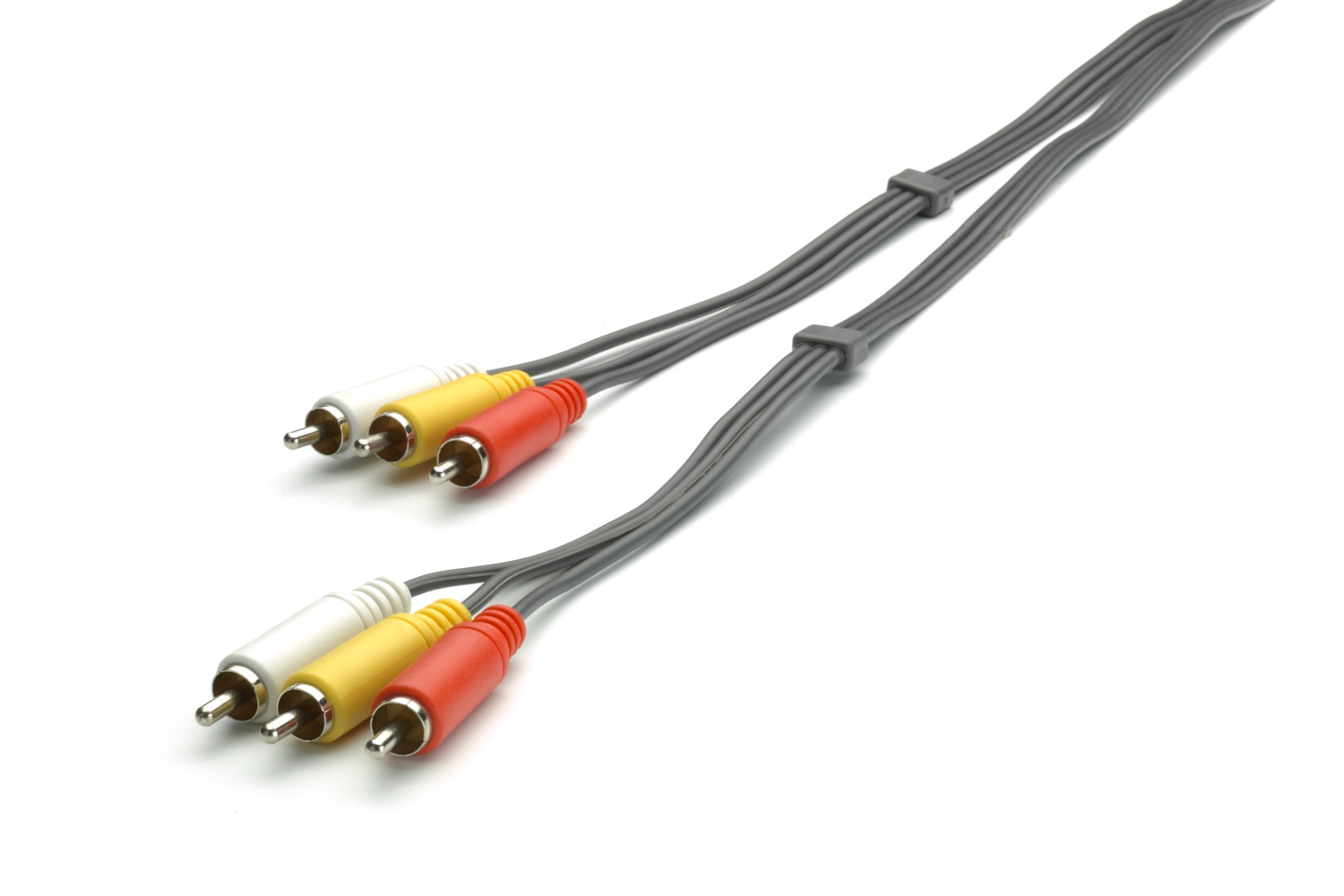 Zwei RCA-Kabel mit roten, gelben und weißen Steckern auf weißem Hintergrund.