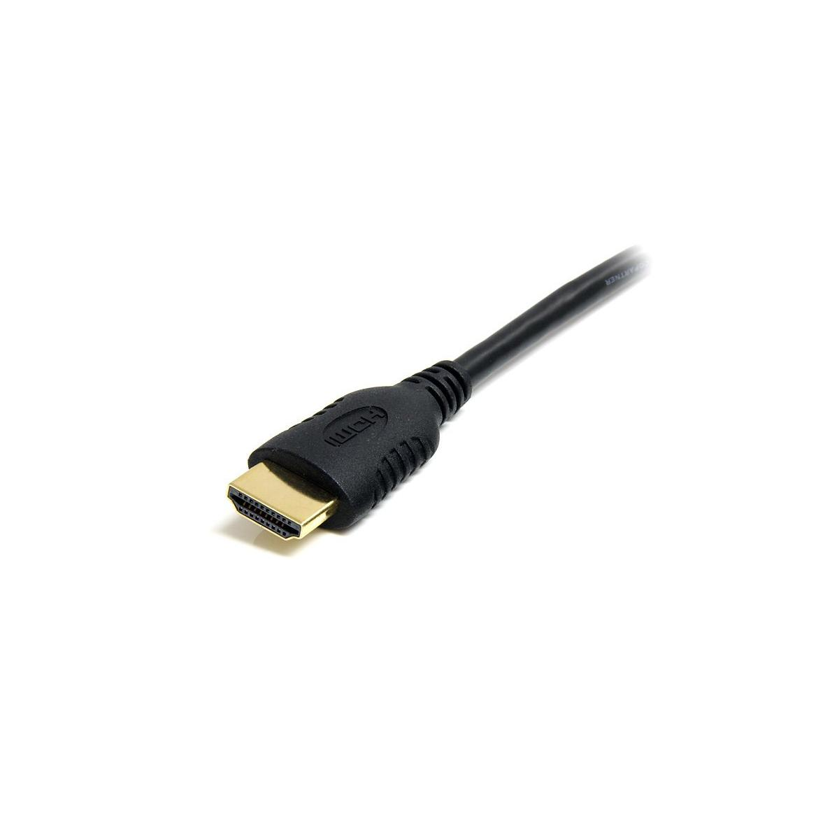 Un câble HDMI noir avec connecteur doré sur fond blanc.