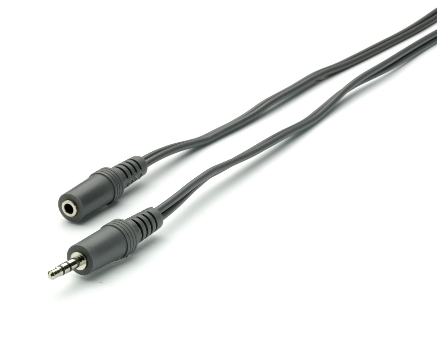 Graues Audiokabel mit 3,5-mm-Stecker und Buchse, isoliert auf weiß.