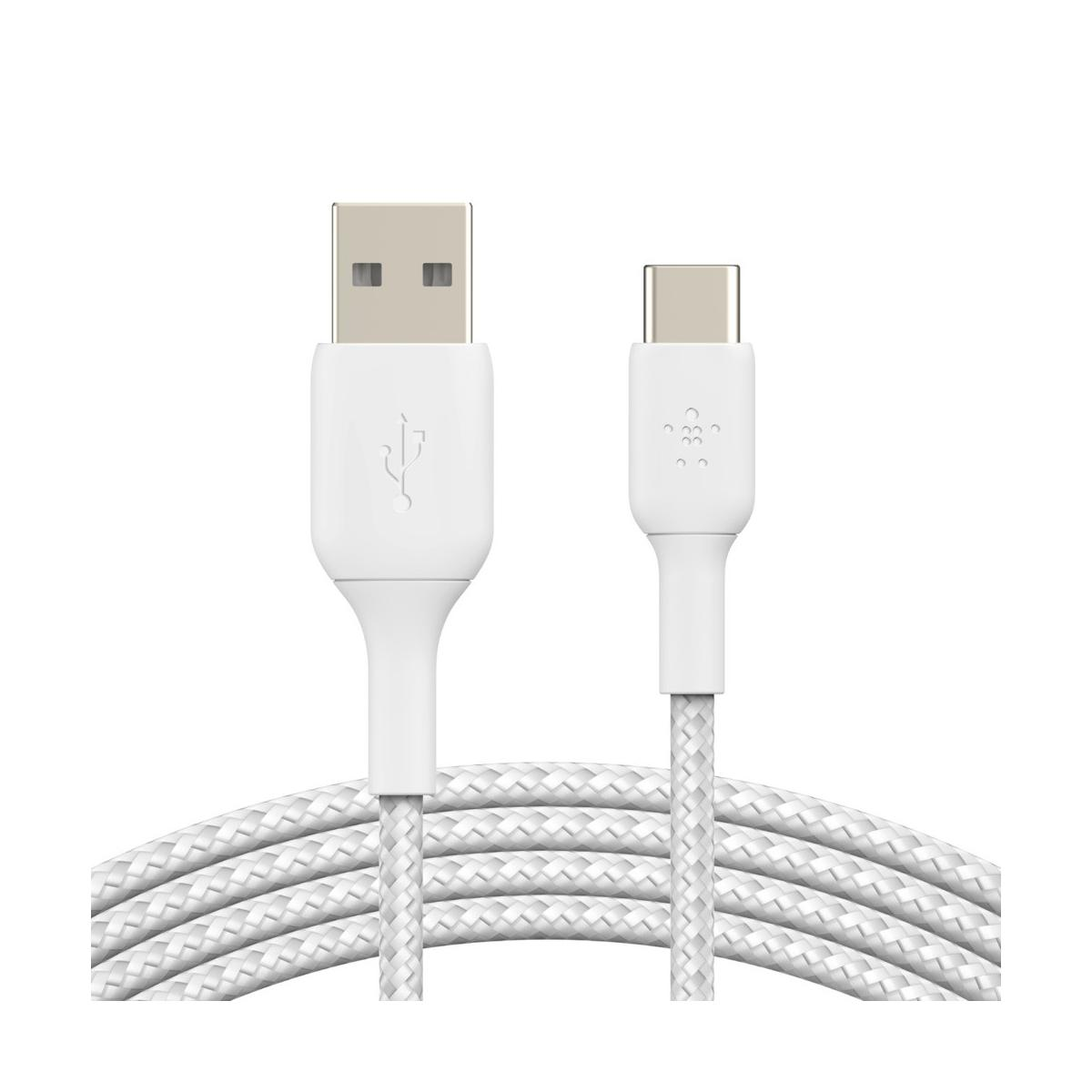 Een witte USB-A naar USB-C kabel met gevlochten mantel ligt op een witte achtergrond.