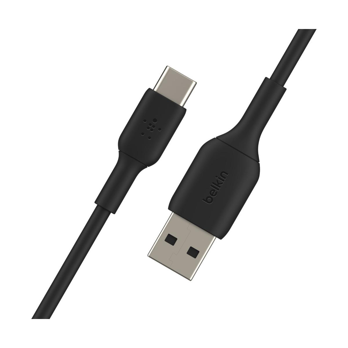 Een zwarte Belkin USB-C naar USB-A kabel op witte achtergrond.