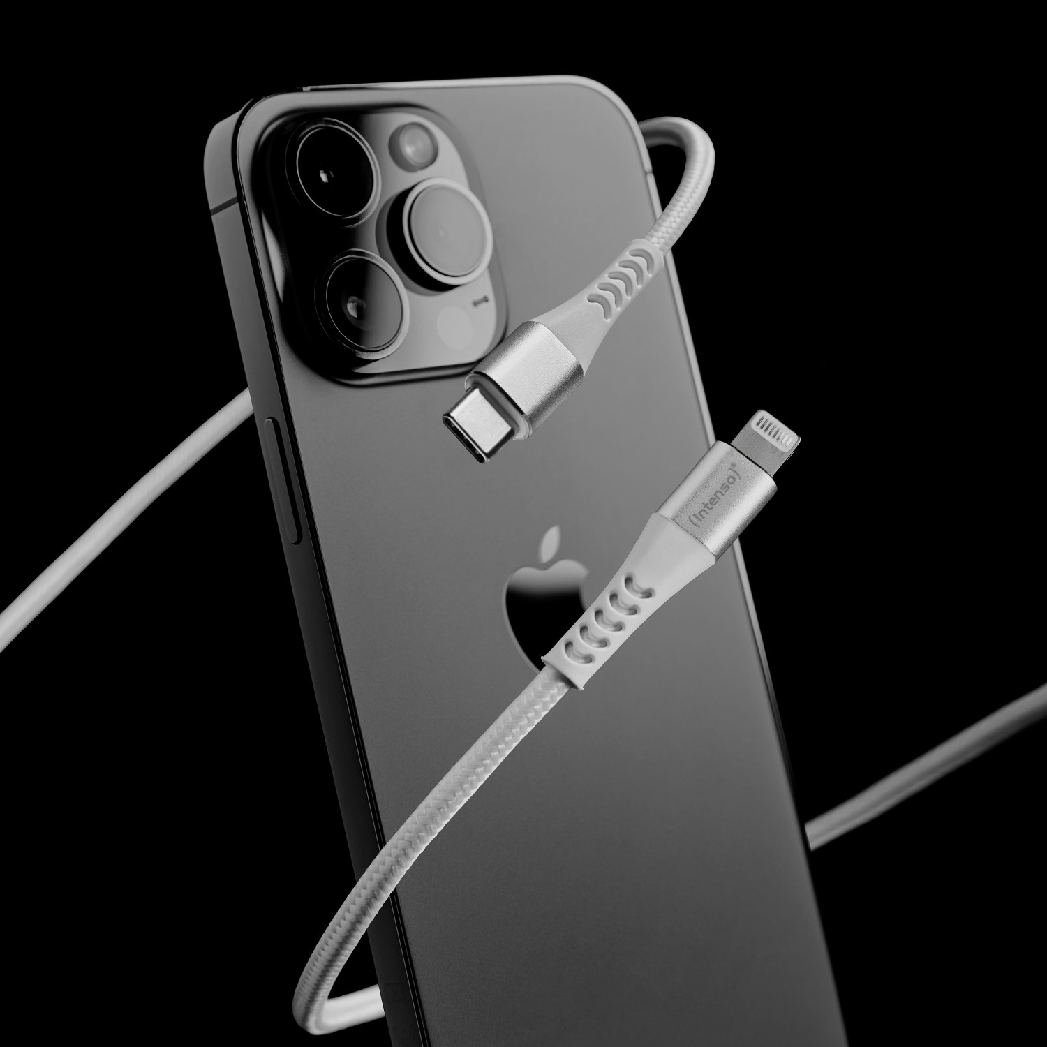 Un iPhone avec deux câbles de chargement, un USB-C et un Lightning.