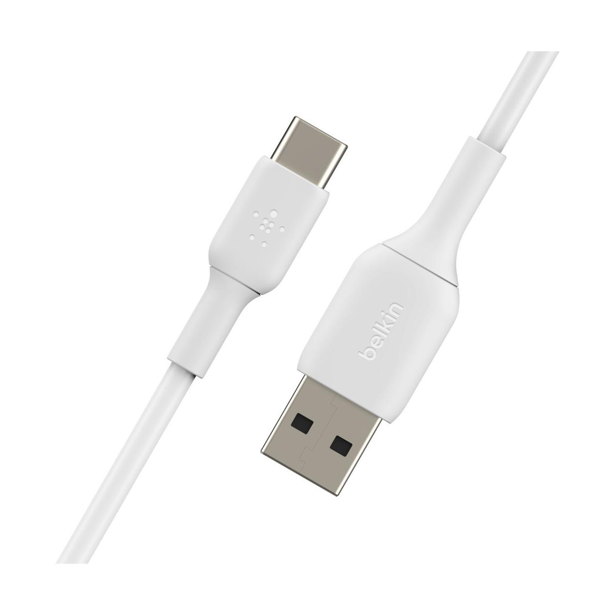 Ein weißes USB-C-zu-USB-A-Kabel von Belkin auf weißem Hintergrund.