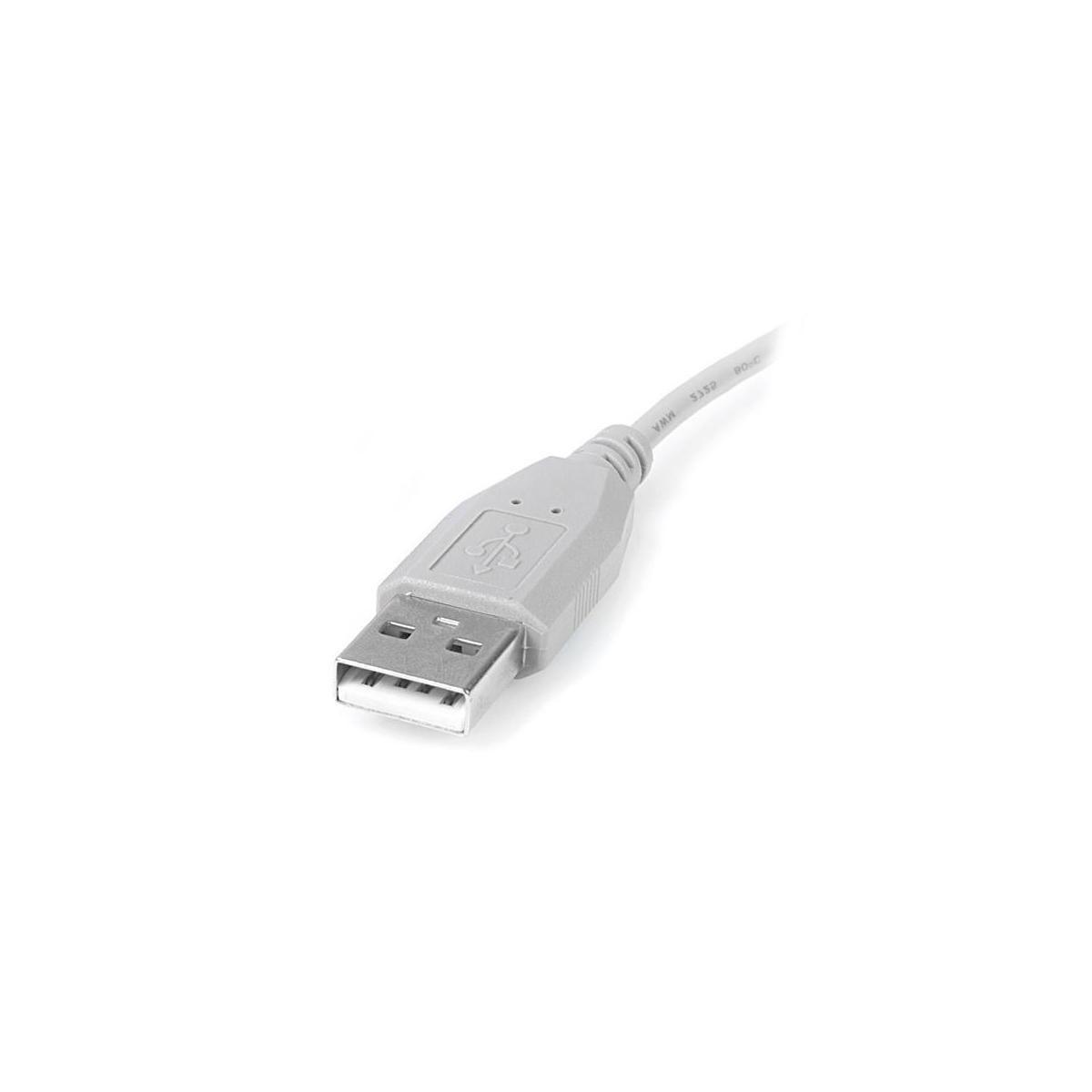 Cavo USB grigio con connettore e simbolo su sfondo bianco.