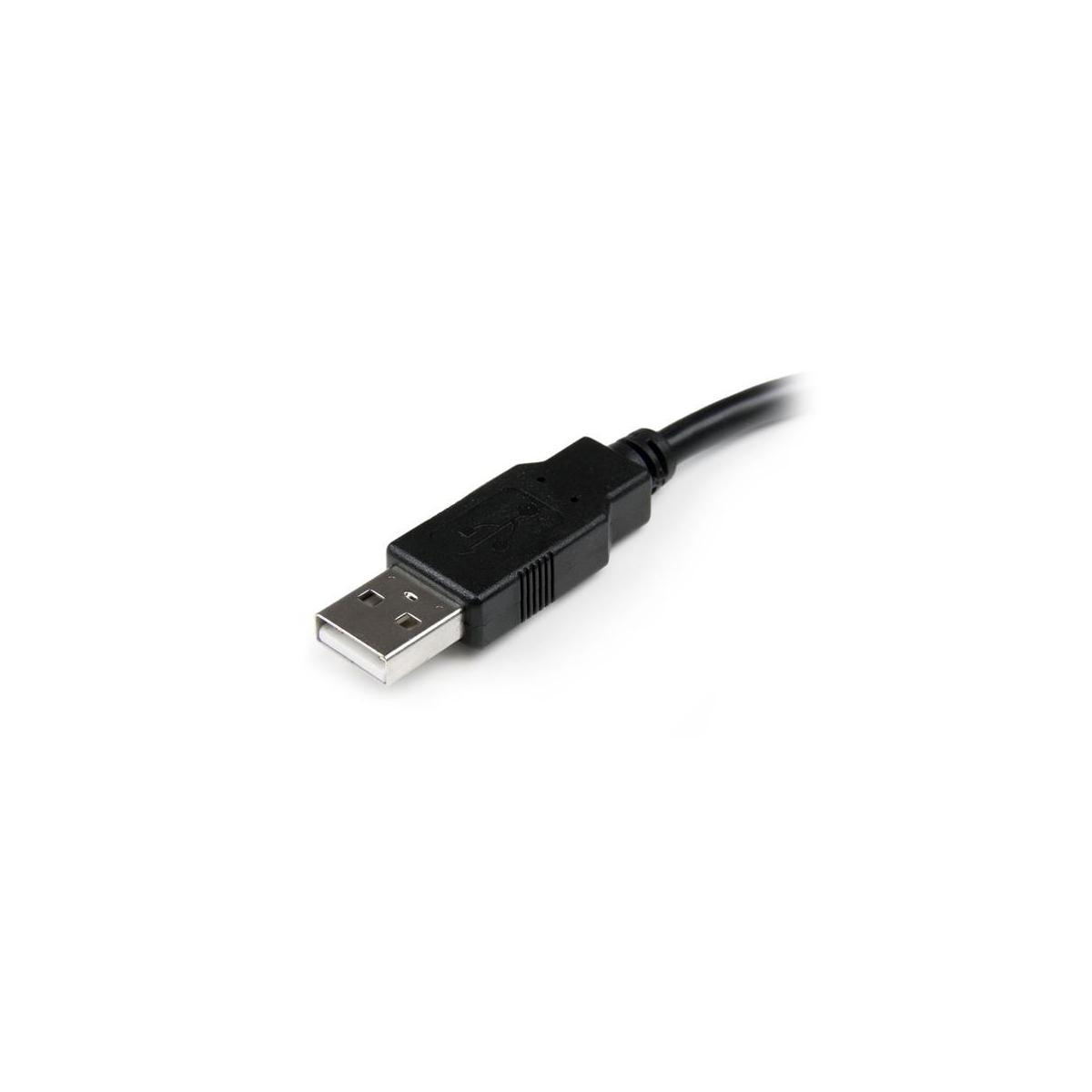 Un connettore USB-A nero con cavo su sfondo bianco.
