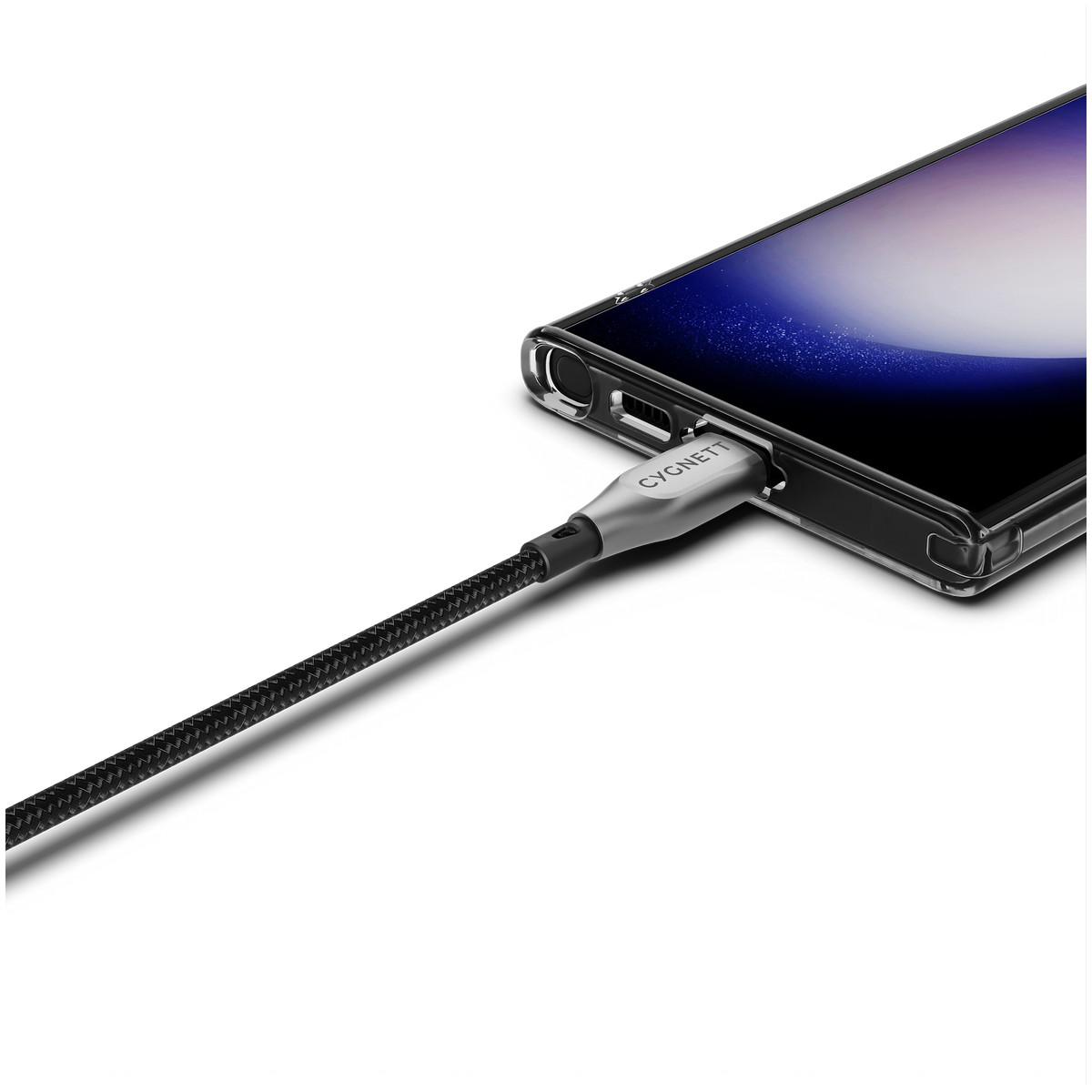 Un cavo USB-C nero è collegato a una custodia trasparente per smartphone.
