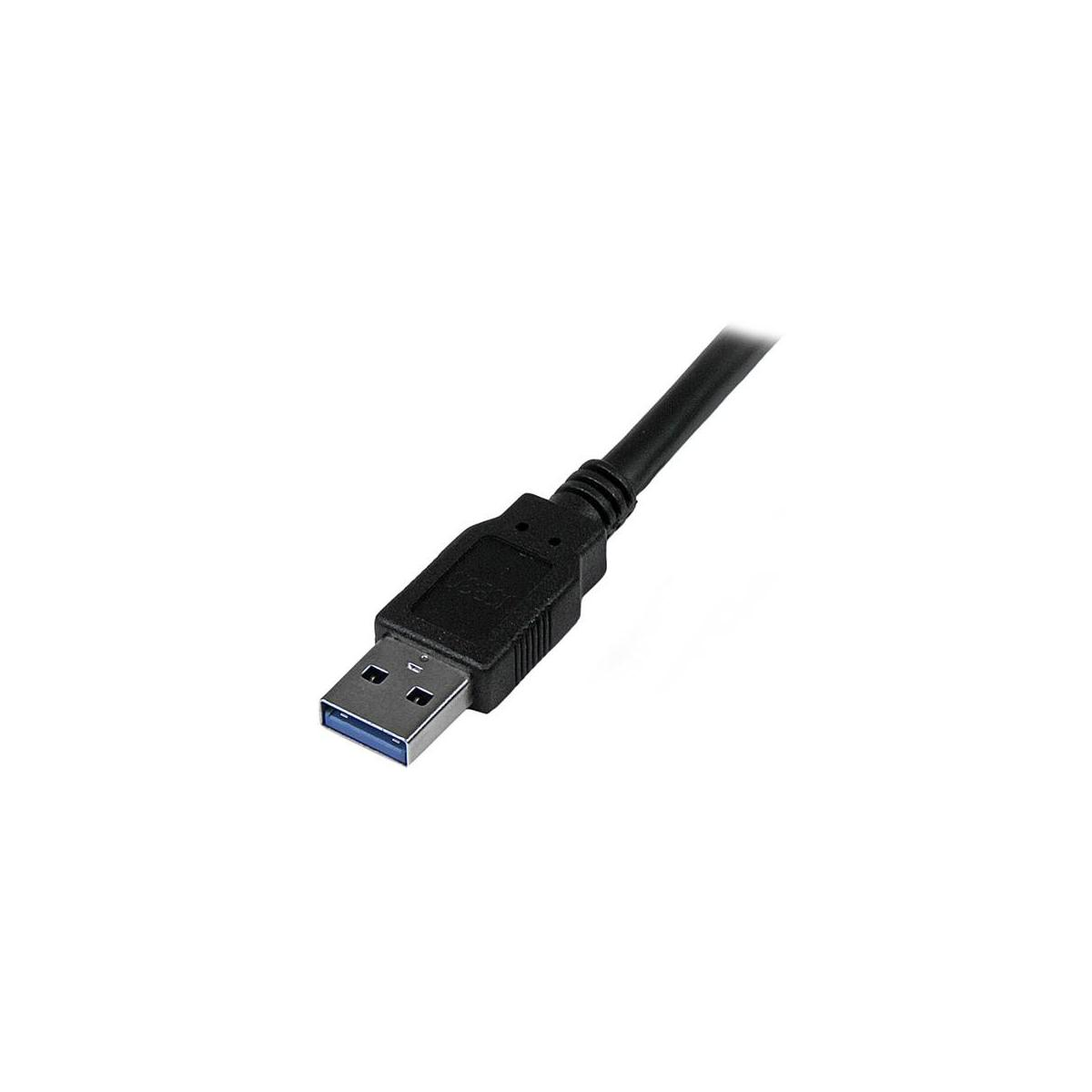 Zwarte USB 3.0 kabel met blauwe connector, geïsoleerd op witte achtergrond.