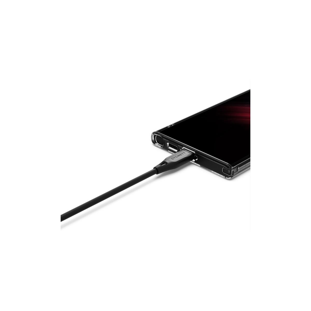 Ein schwarzes Ladekabel wird unten an einem Smartphone mit klarem Gehäuse angeschlossen.