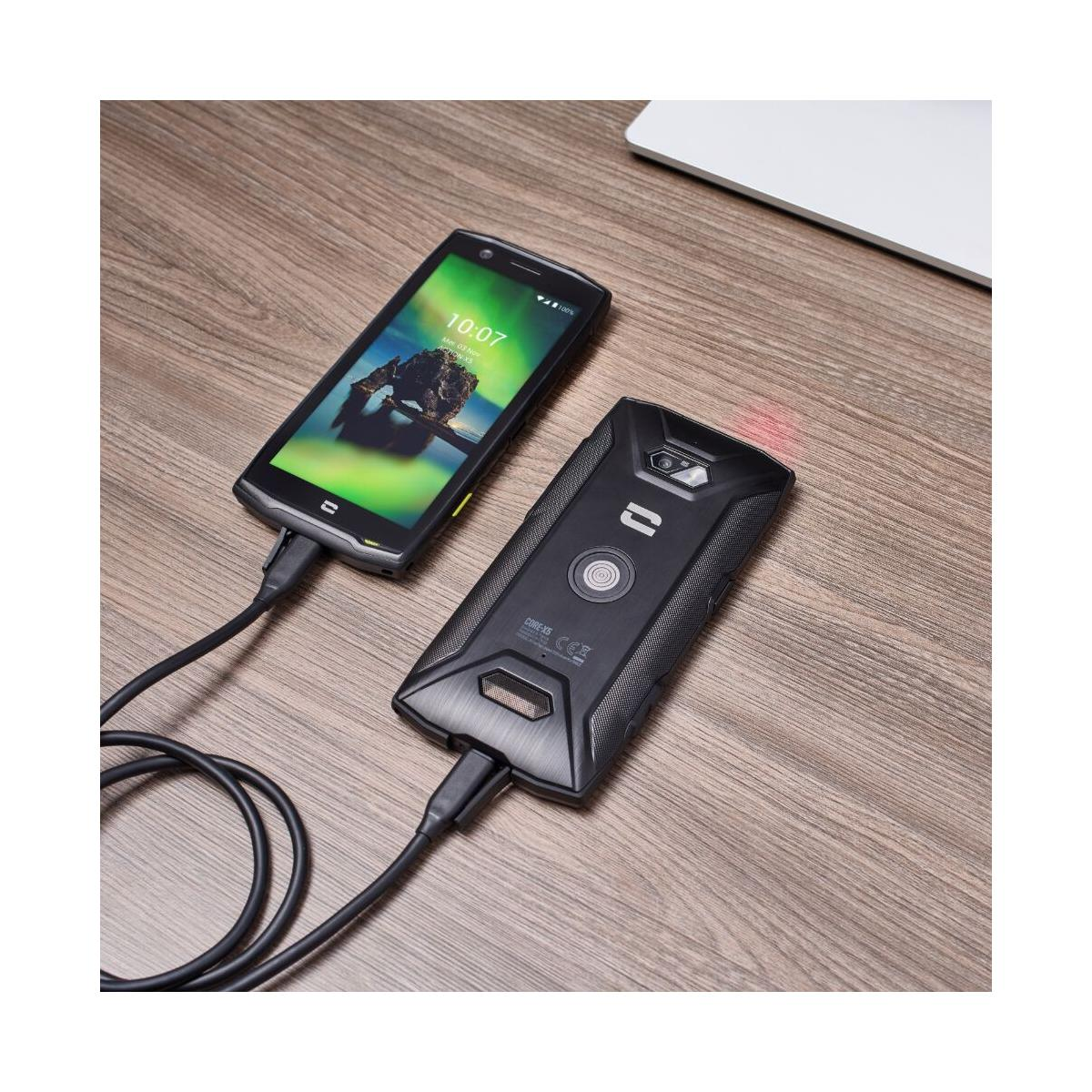 Uno smartphone è collegato a un power bank nero tramite cavo USB.