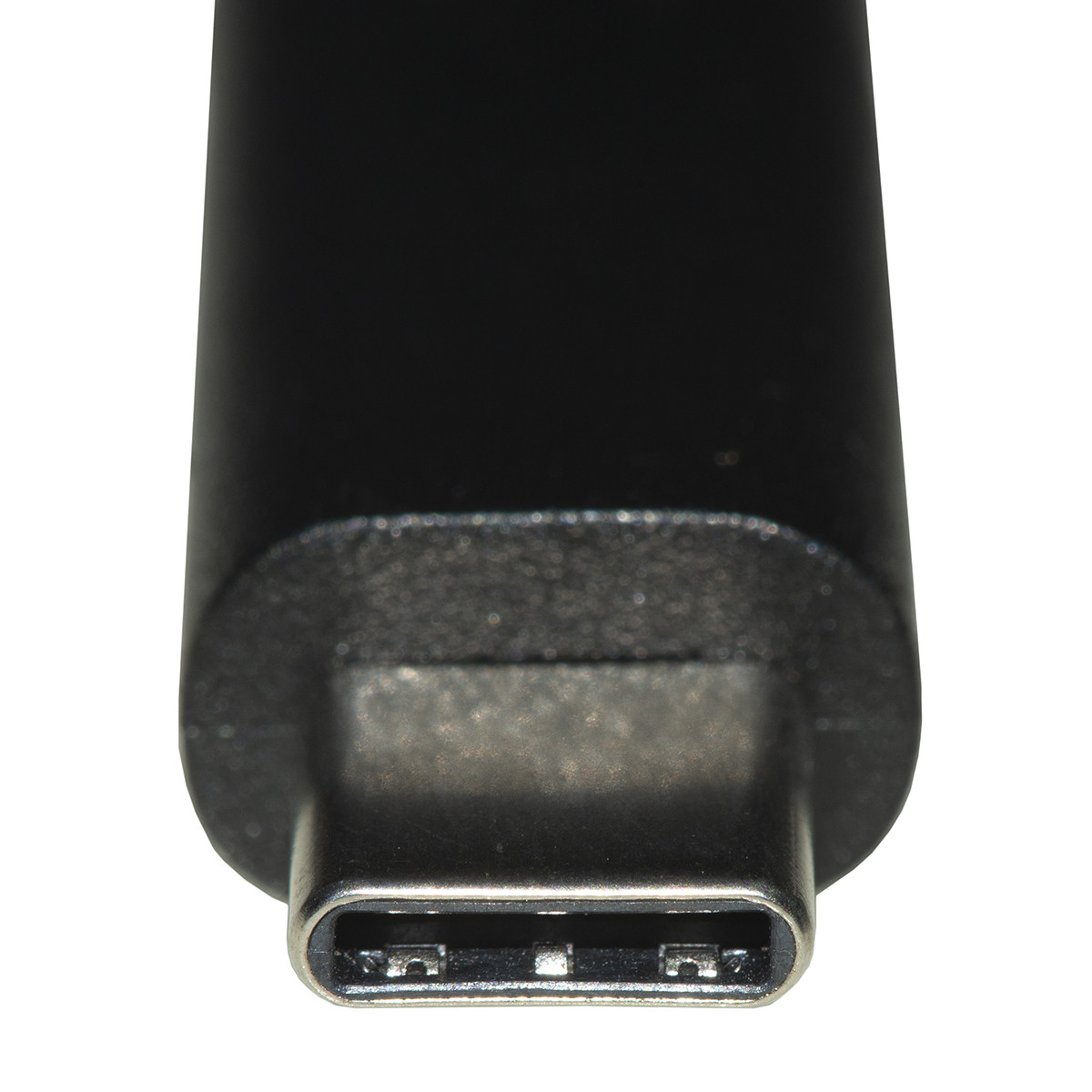 Primo piano di un connettore USB-C nero con pin argentati, isolato su bianco.