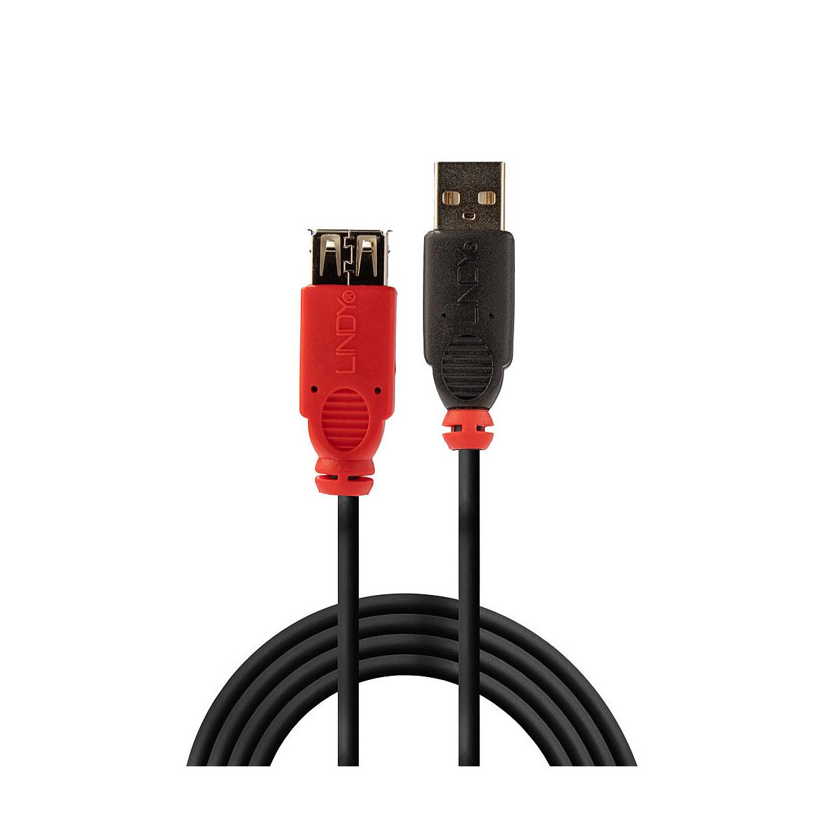 Ein roter und ein schwarzer USB-Stecker mit Kabeln auf weißem Hintergrund.