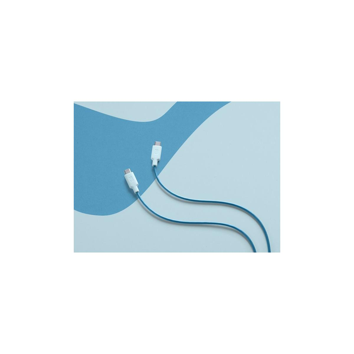 Dos cables USB-C blancos con cordones azules yacen sobre un fondo azul y azul claro.