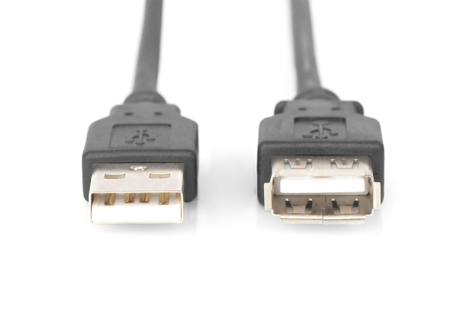 Twee USB-connectoren, een Type-A mannelijk en een vrouwelijk, op witte achtergrond.