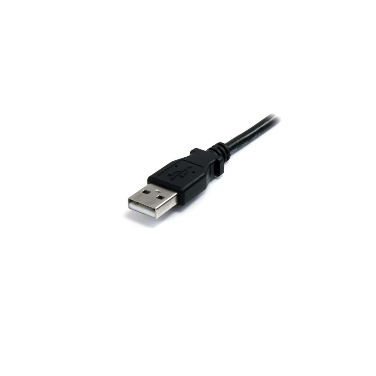 Een zwarte USB-kabel met connector op witte achtergrond.