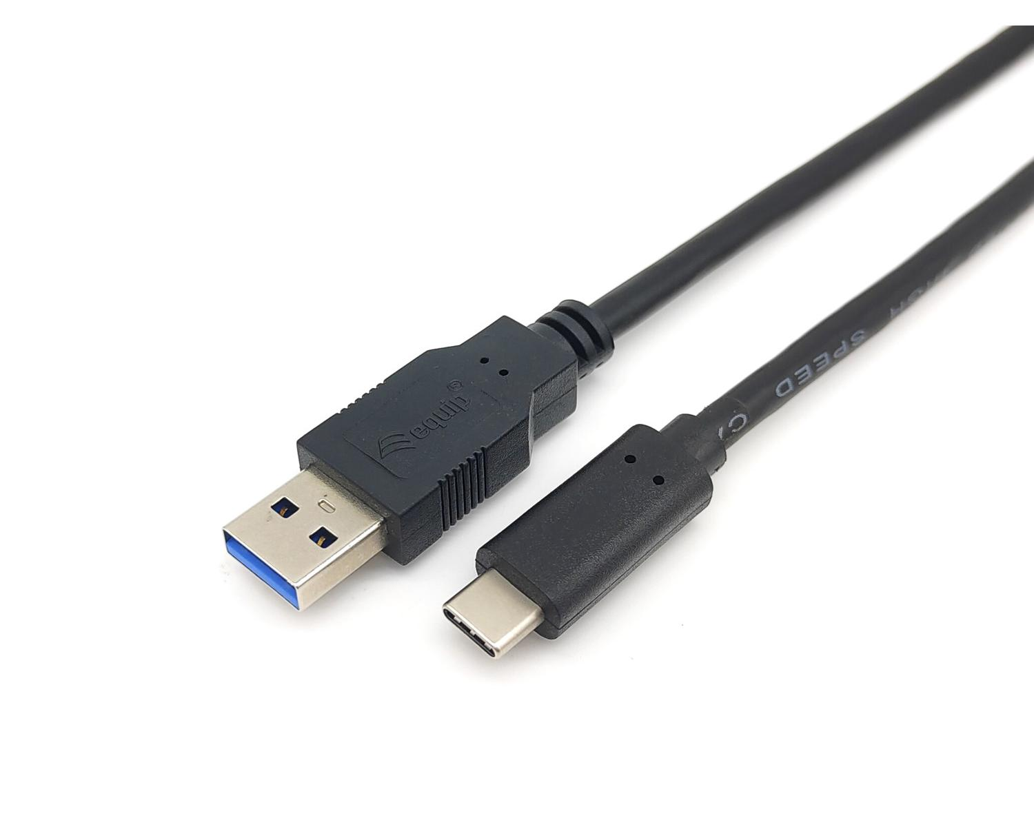 Un câble USB-A vers USB-C noir repose sur un fond blanc.