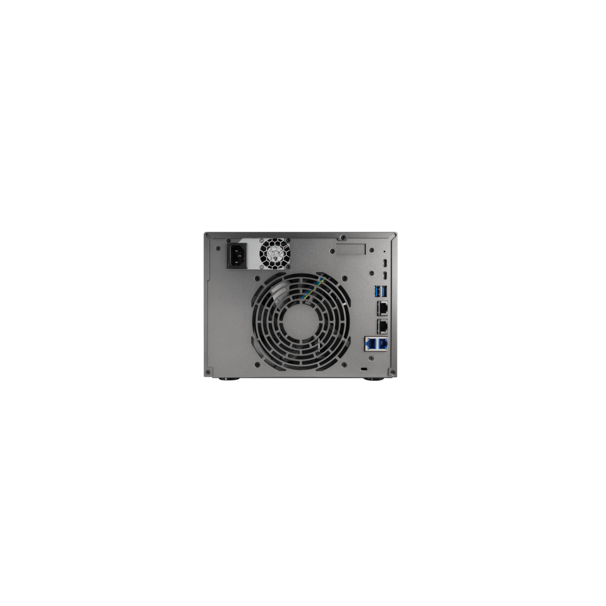 Vista trasera de un dispositivo NAS gris con ventilador, puerto de alimentación y puertos USB.