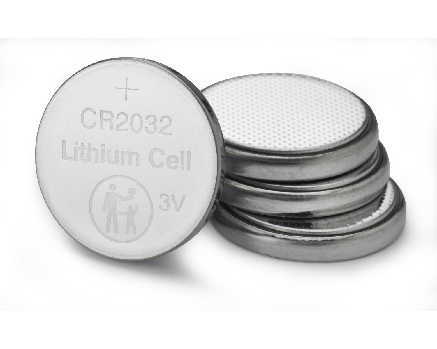 Close-up van een CR2032 lithium knoopcelbatterij, met een stapel batterijen op de achtergrond.