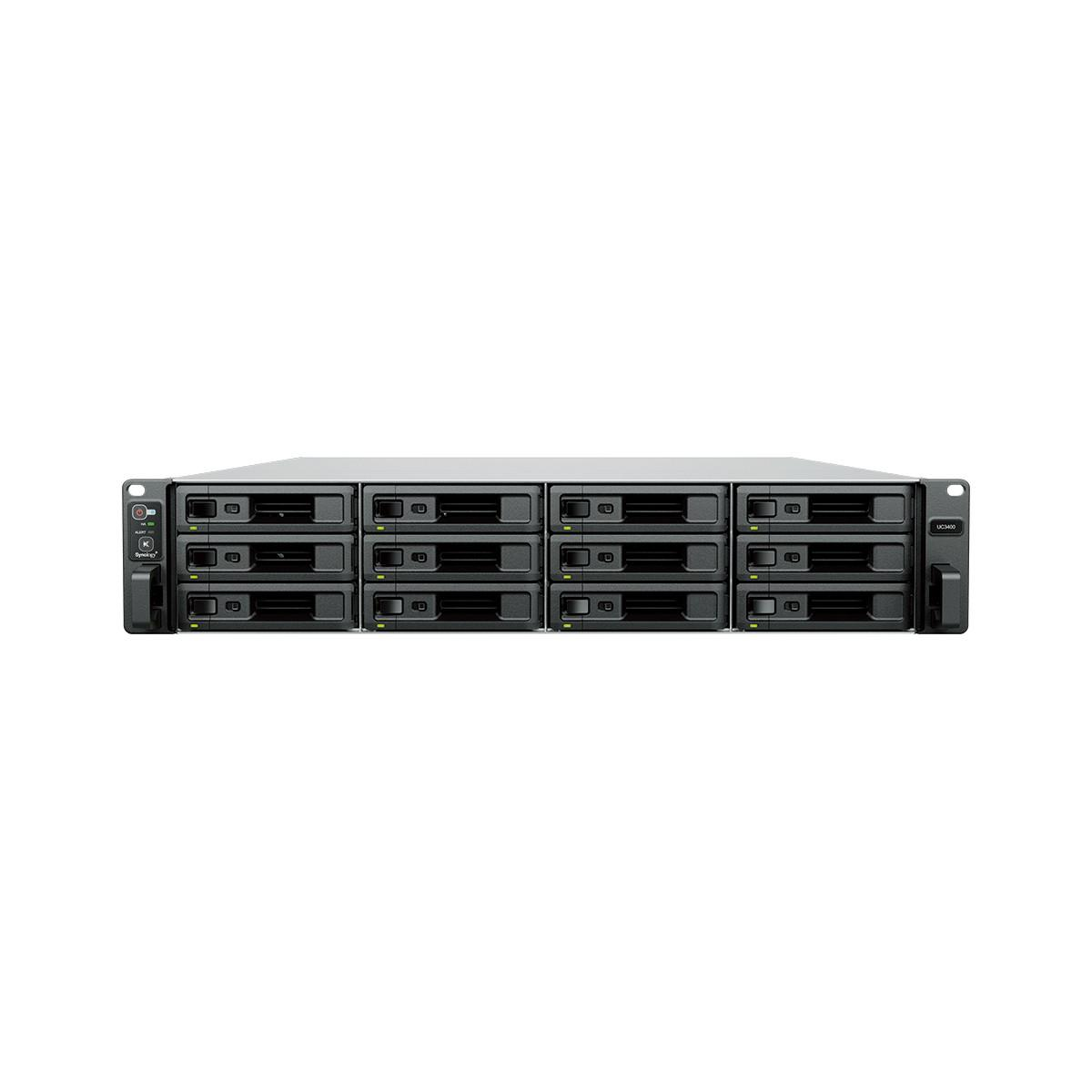 Ein silbernes Rackmount-NAS-Gerät mit 12 Einschüben, das auf einem weißen Hintergrund steht.