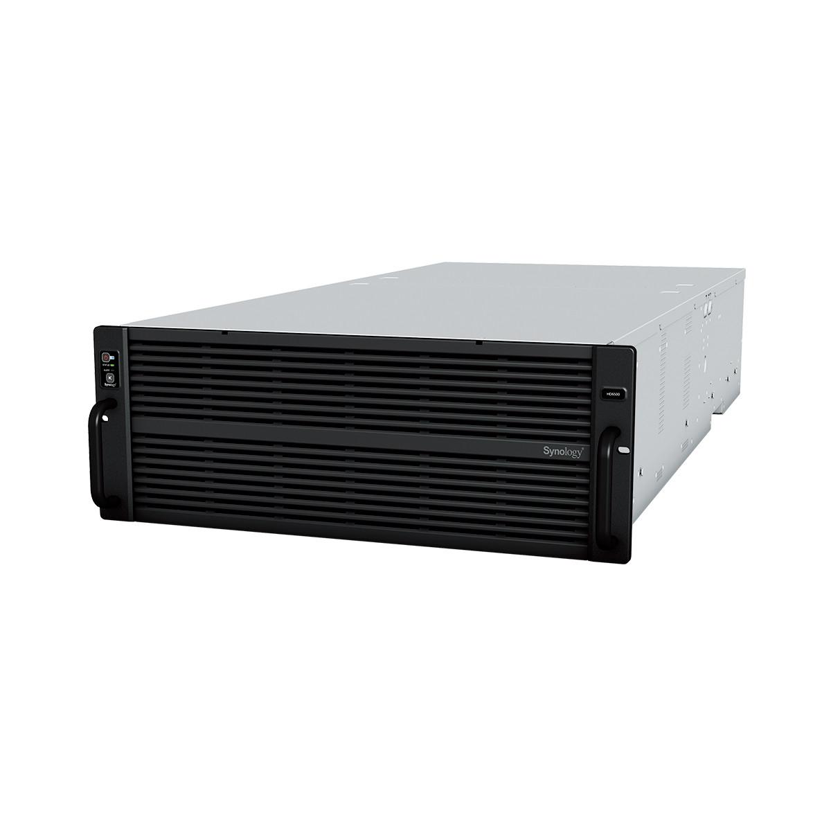 Un server Synology rackmount nero con due maniglie e prese d'aria frontali, isolato su bianco.