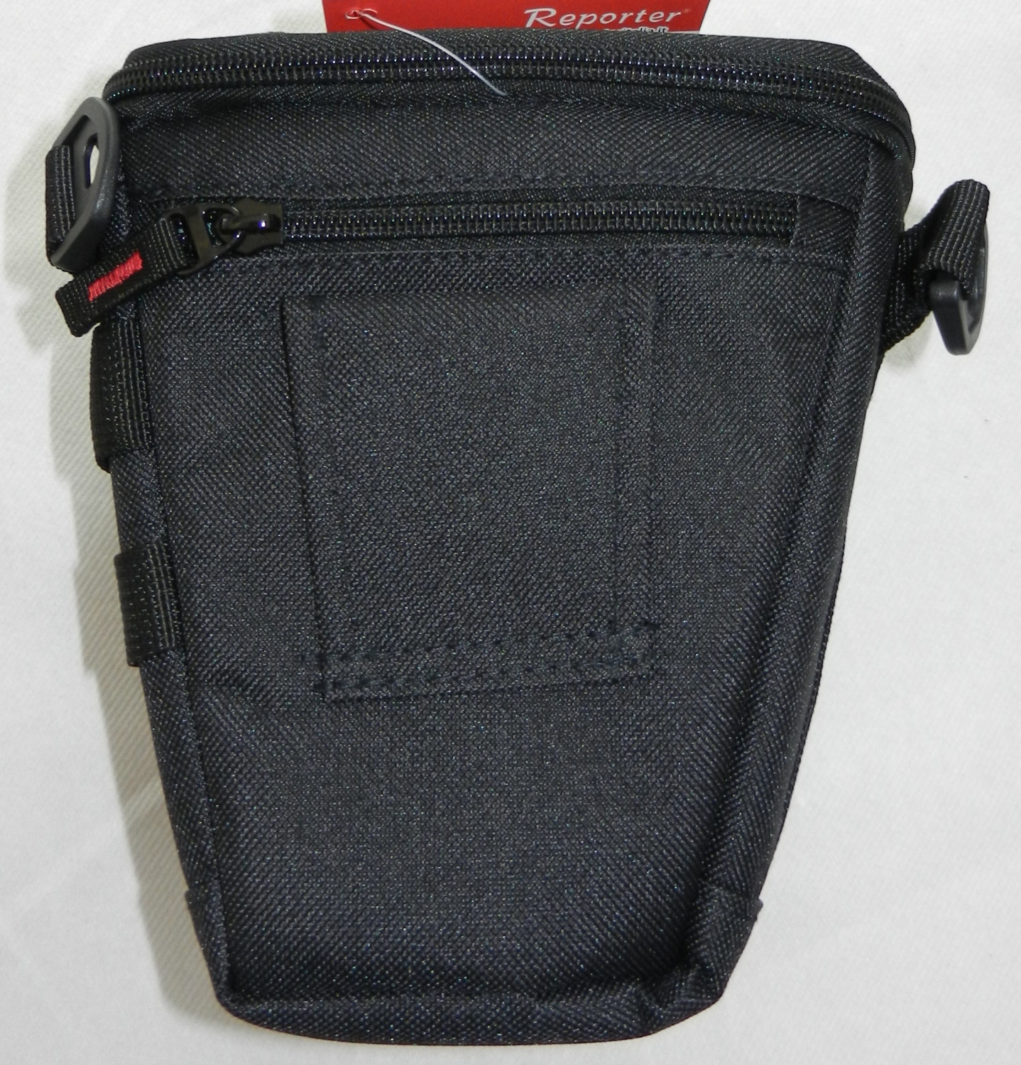 Pouch in tessuto nero con cerniera e cinghie, su sfondo bianco.