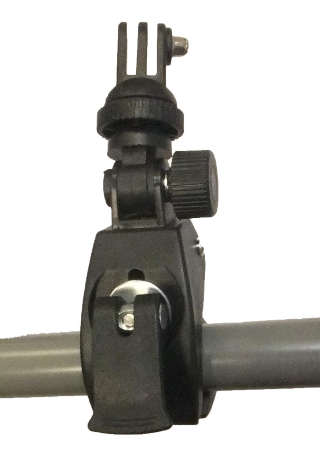 Un supporto per fotocamera nero con giunti, fissato a una barra grigia.