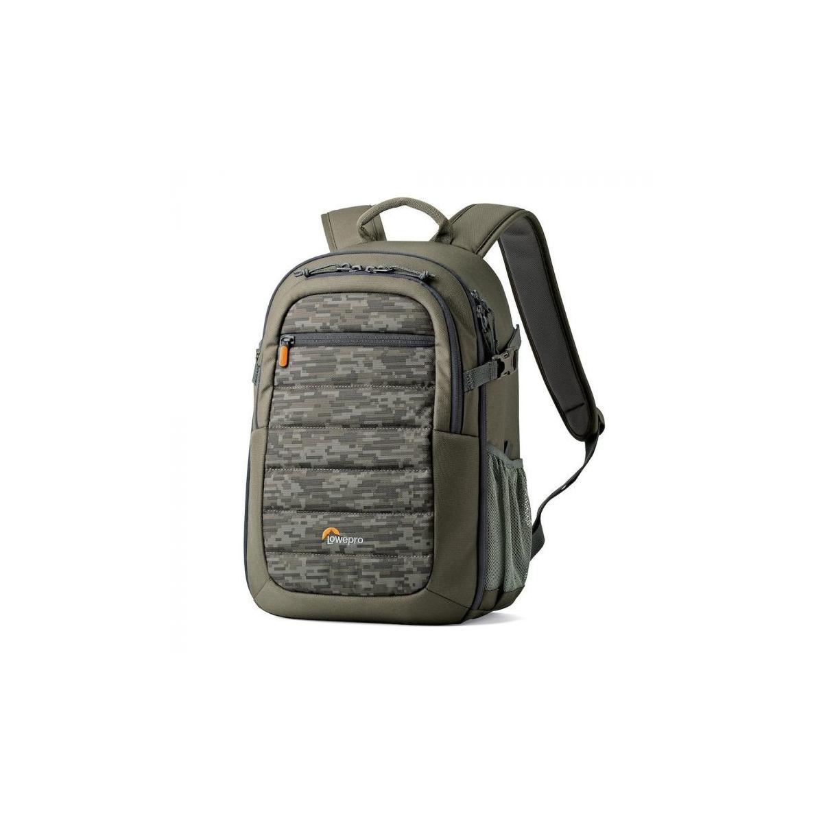 Zaino Lowepro verde con motivo mimetico digitale e dettaglio zip arancione.