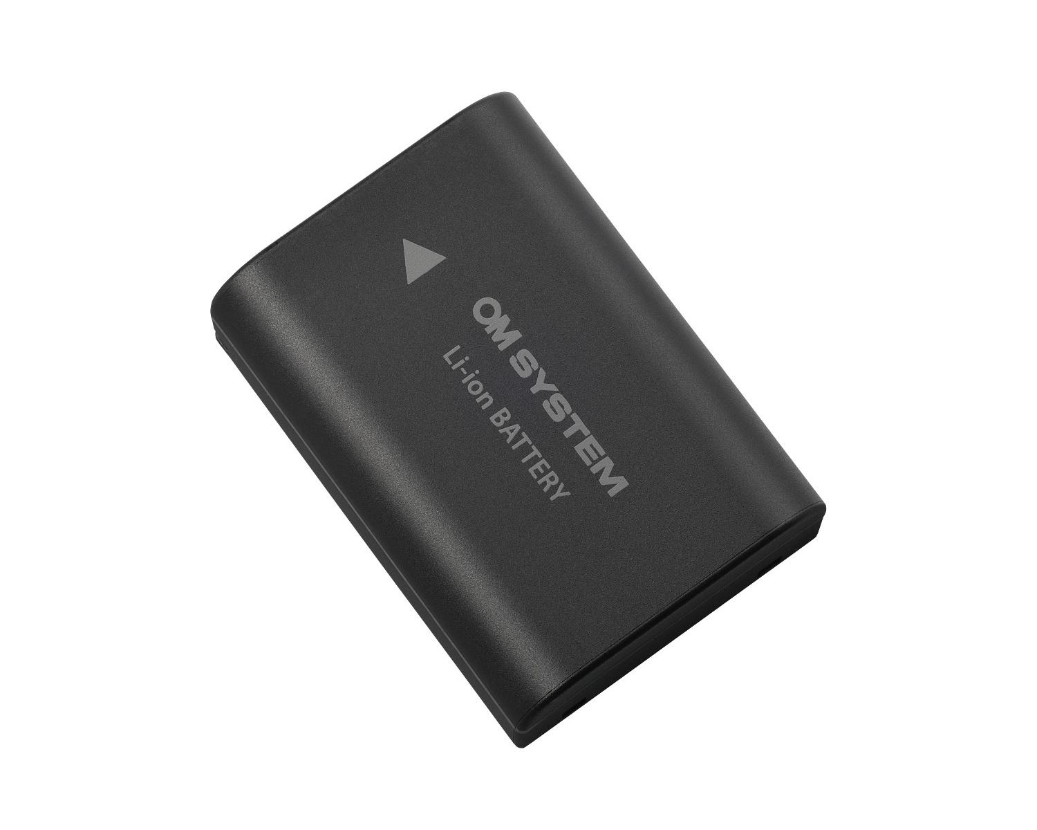 Schwarzer Akku mit "OM SYSTEM Li-ion BATTERY" Aufschrift.