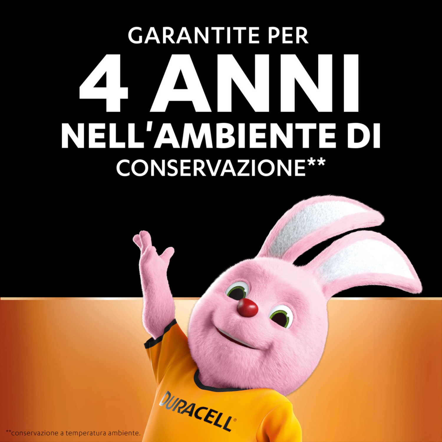 Ein pinker Duracell-Hase mit einem gelben T-Shirt winkt.