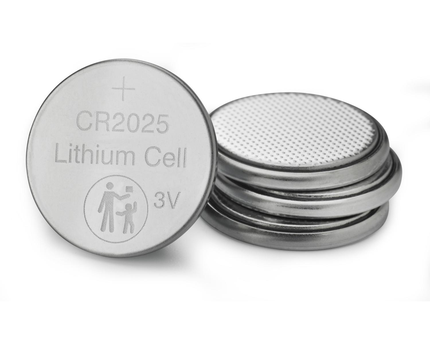 Twee CR2025 lithium knoopcelbatterijen op witte achtergrond. Eén batterij is gelabeld.